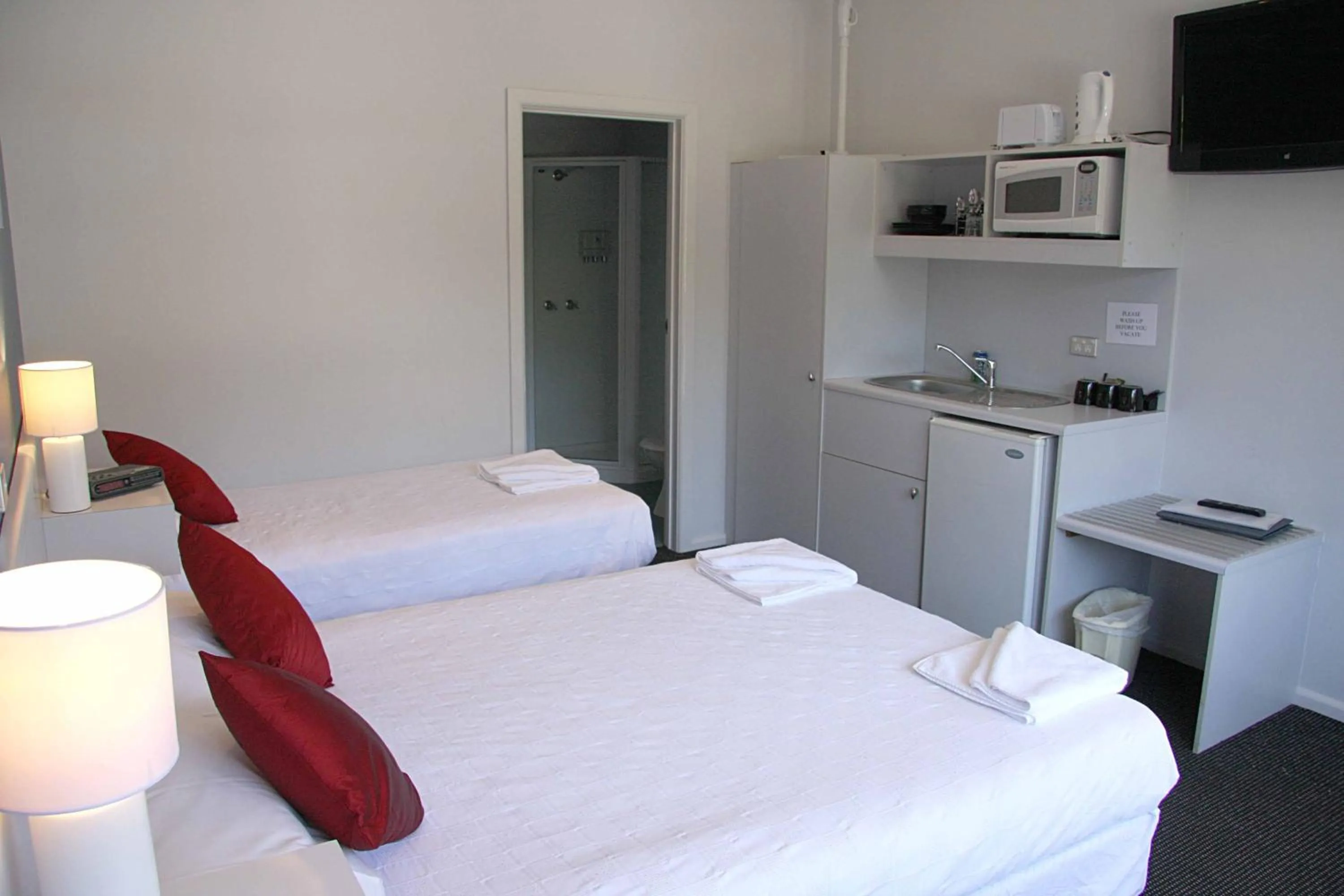 Shower, Bed in Waterfront Lodge Motel