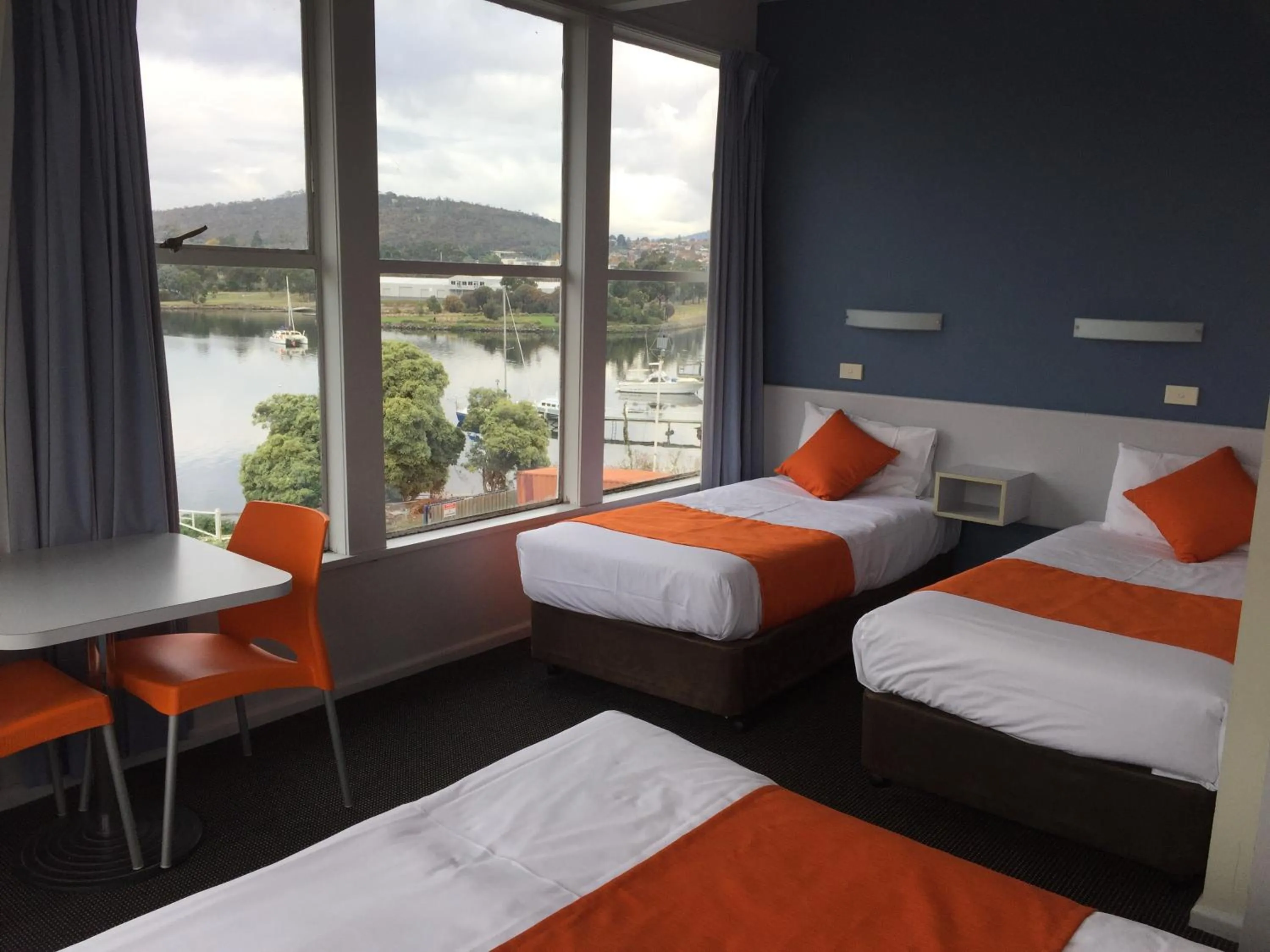 Seating area, Bed in Waterfront Lodge Motel