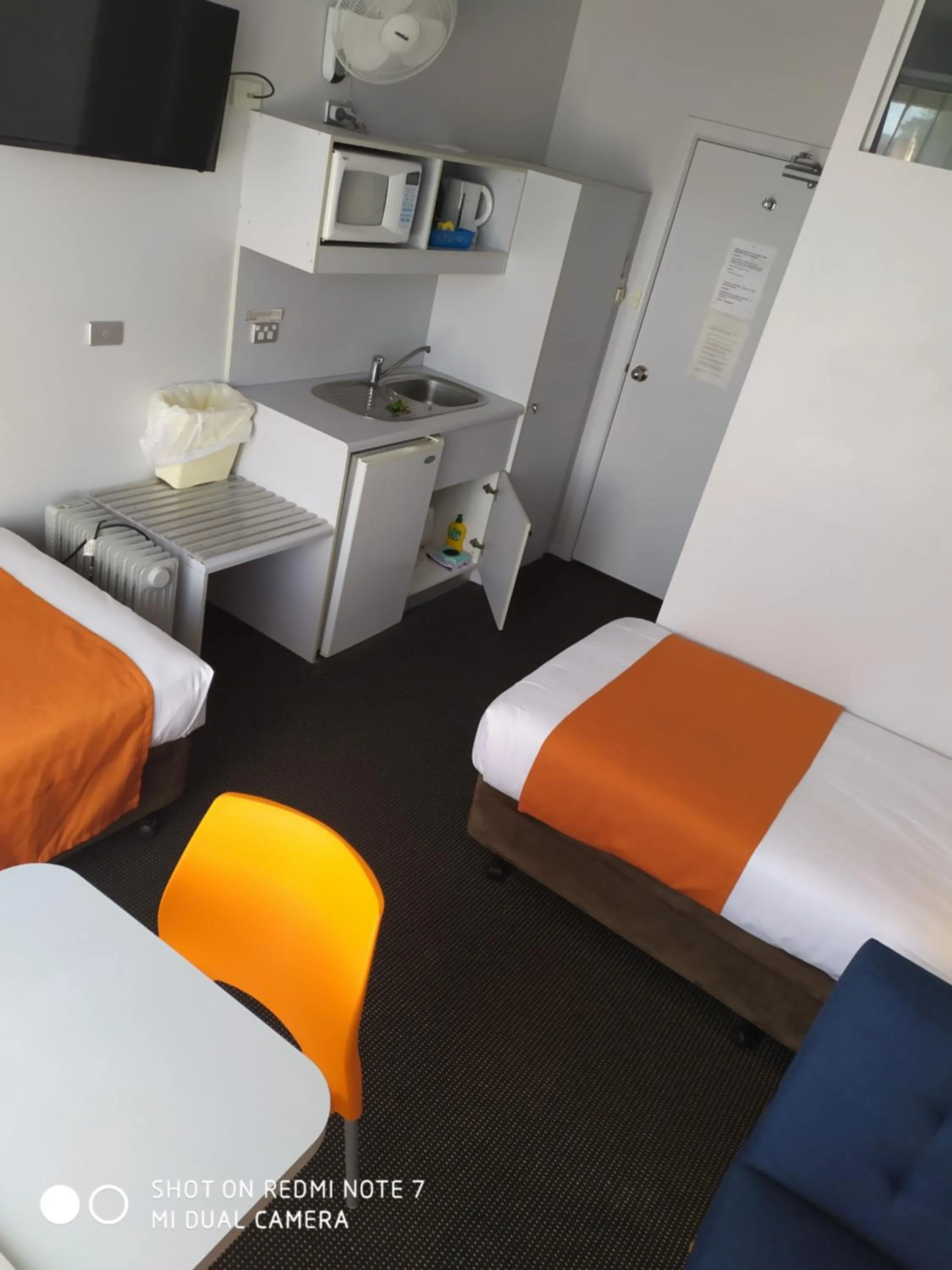 Photo of the whole room, Bed in Waterfront Lodge Motel