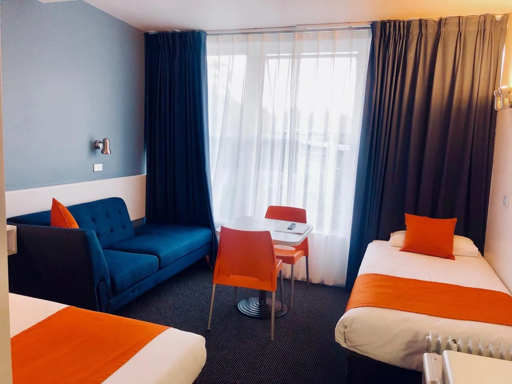 Living room, Bed in Waterfront Lodge Motel