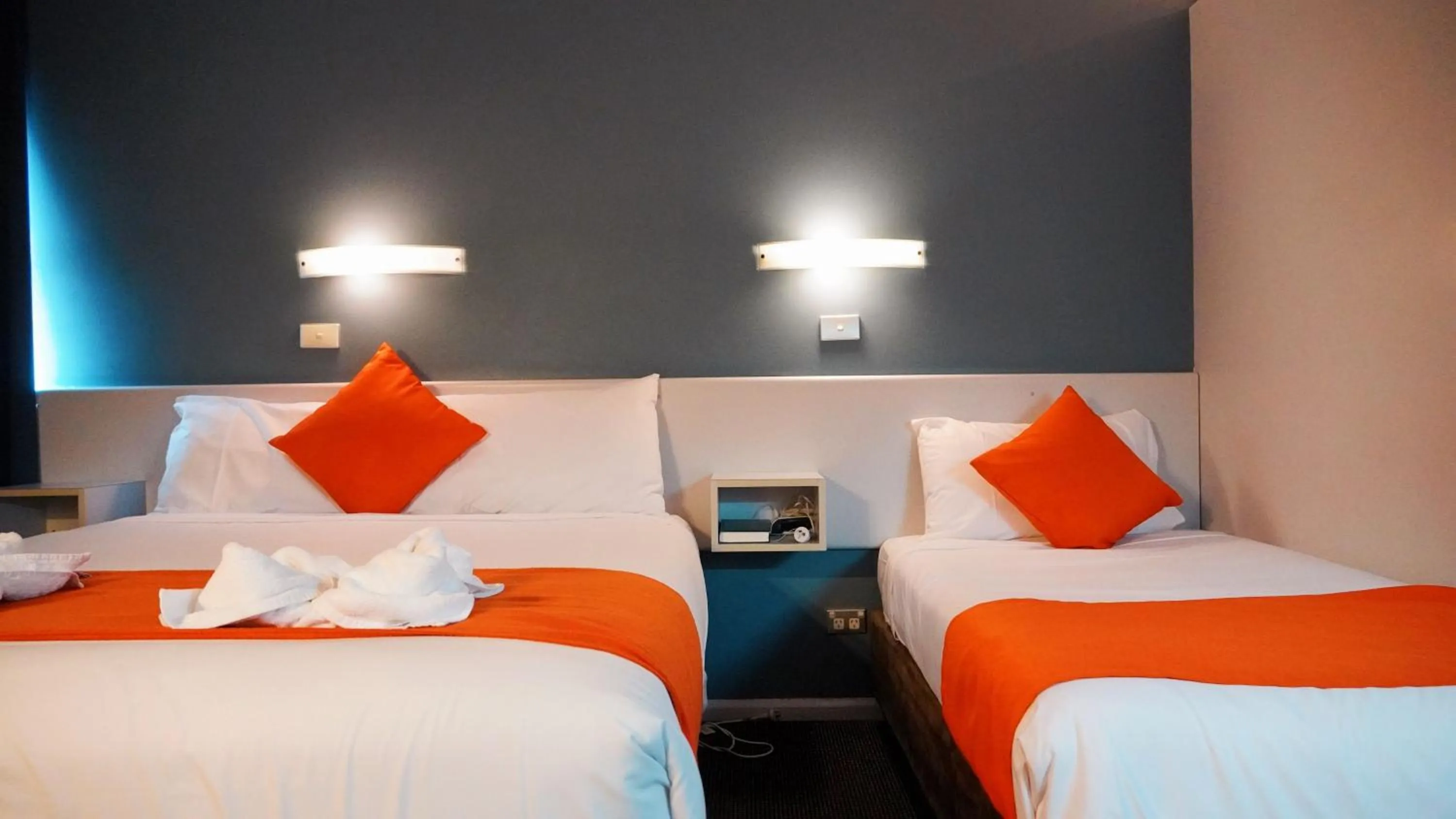 Bedroom, Bed in Waterfront Lodge Motel