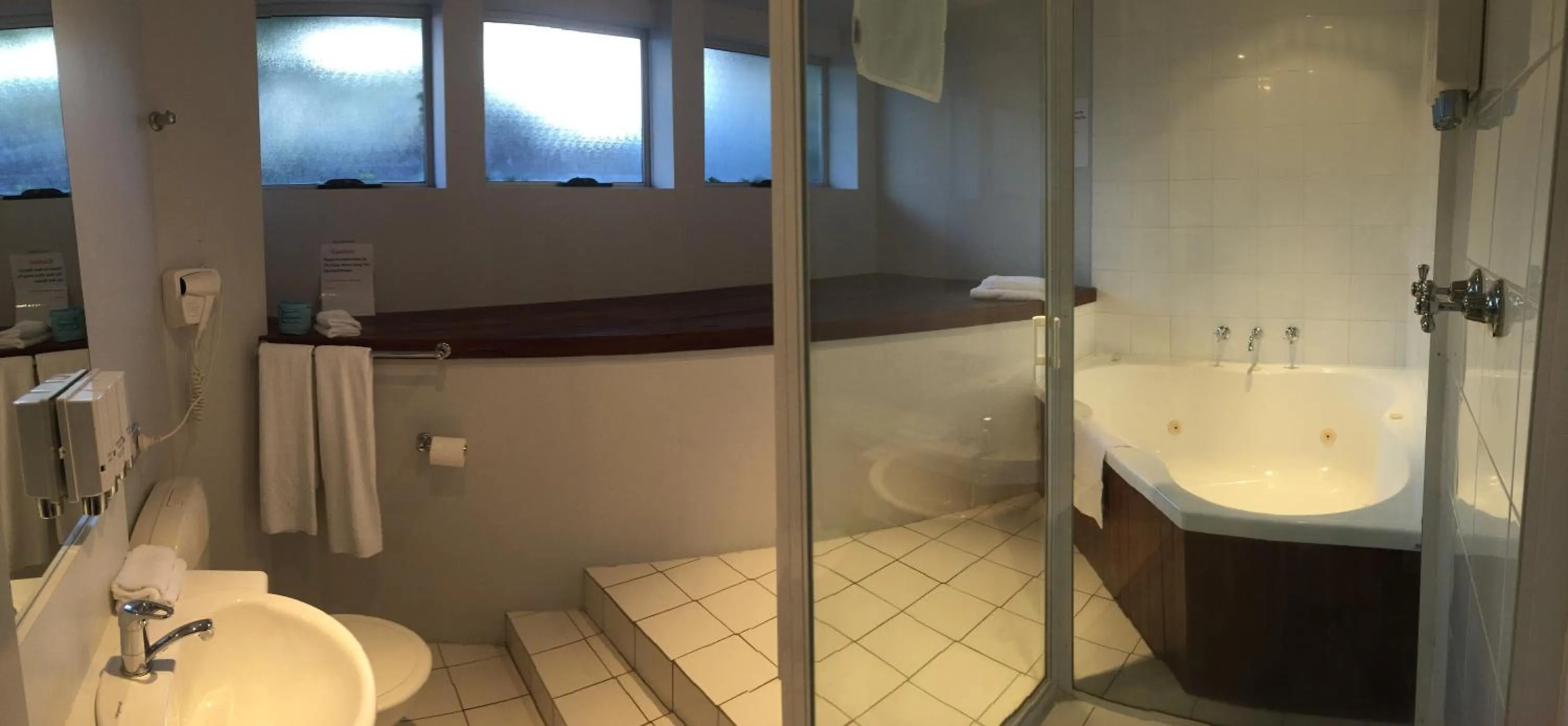 Shower in Waterfront Lodge Motel