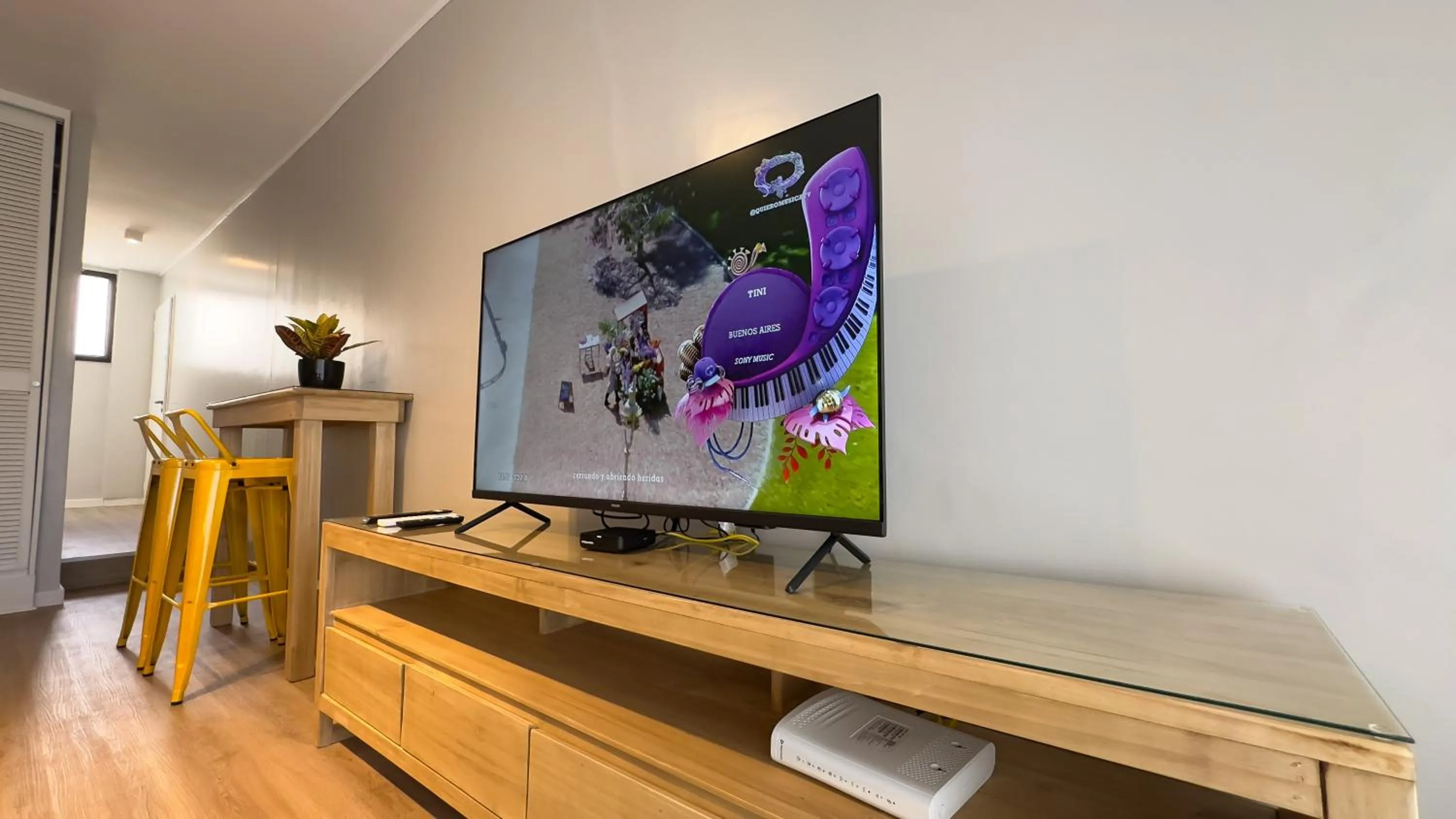 Communal lounge/ TV room in Soho Rentals