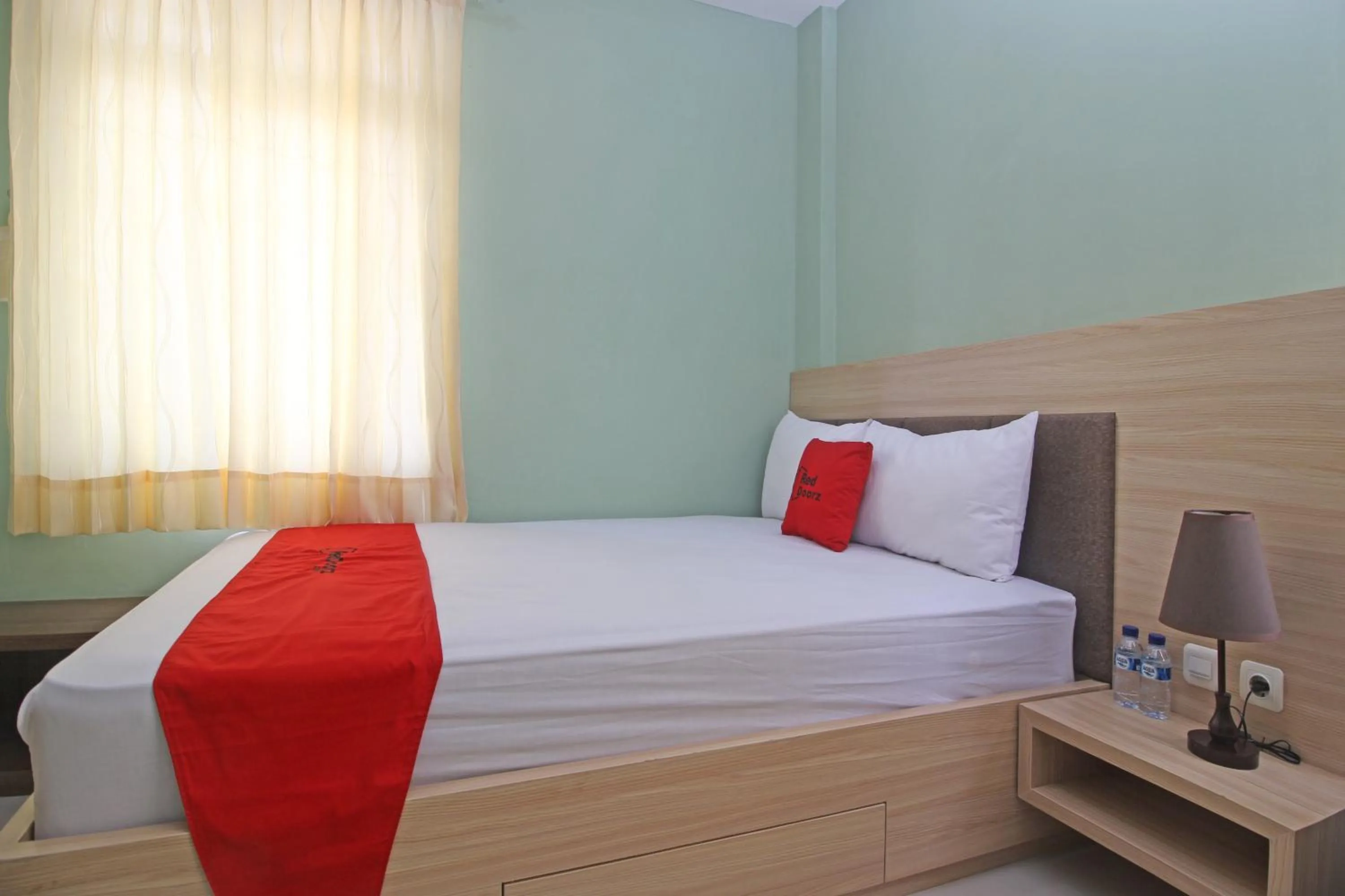 Bedroom, Bed in RedDoorz near Solo Balapan Station