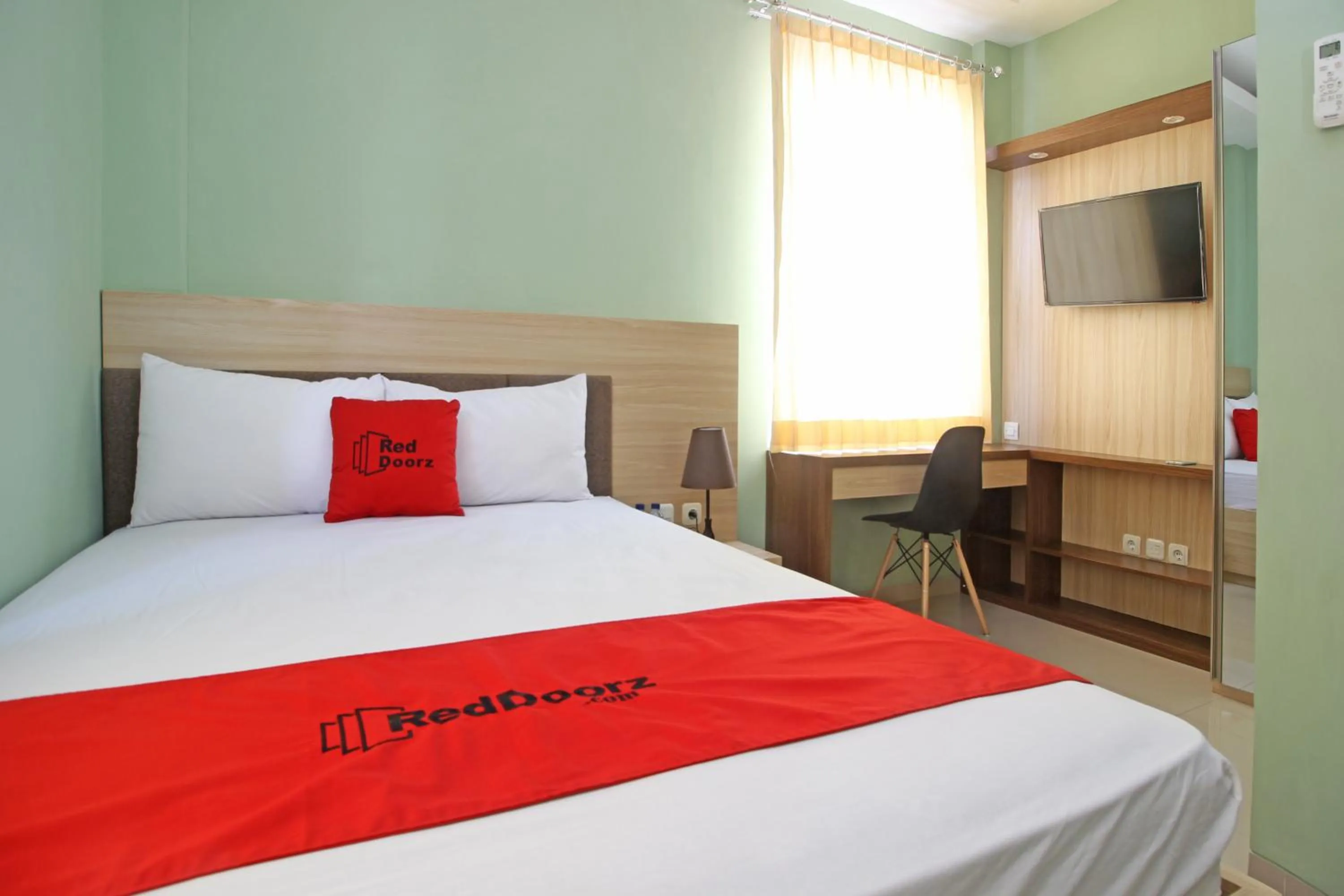 Bedroom, Bed in RedDoorz near Solo Balapan Station