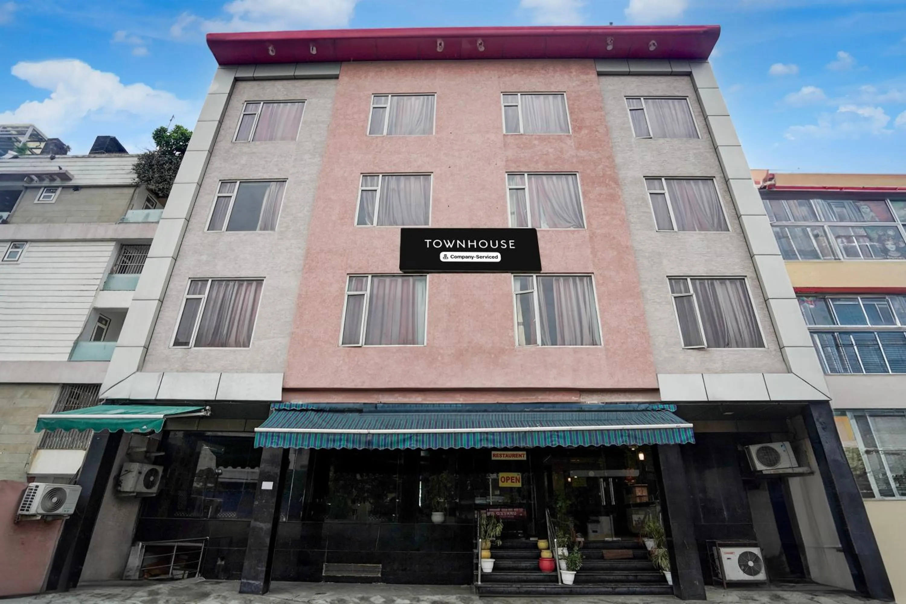 Facade/entrance in Super Townhouse Bani Park Formerly Aroma Residency