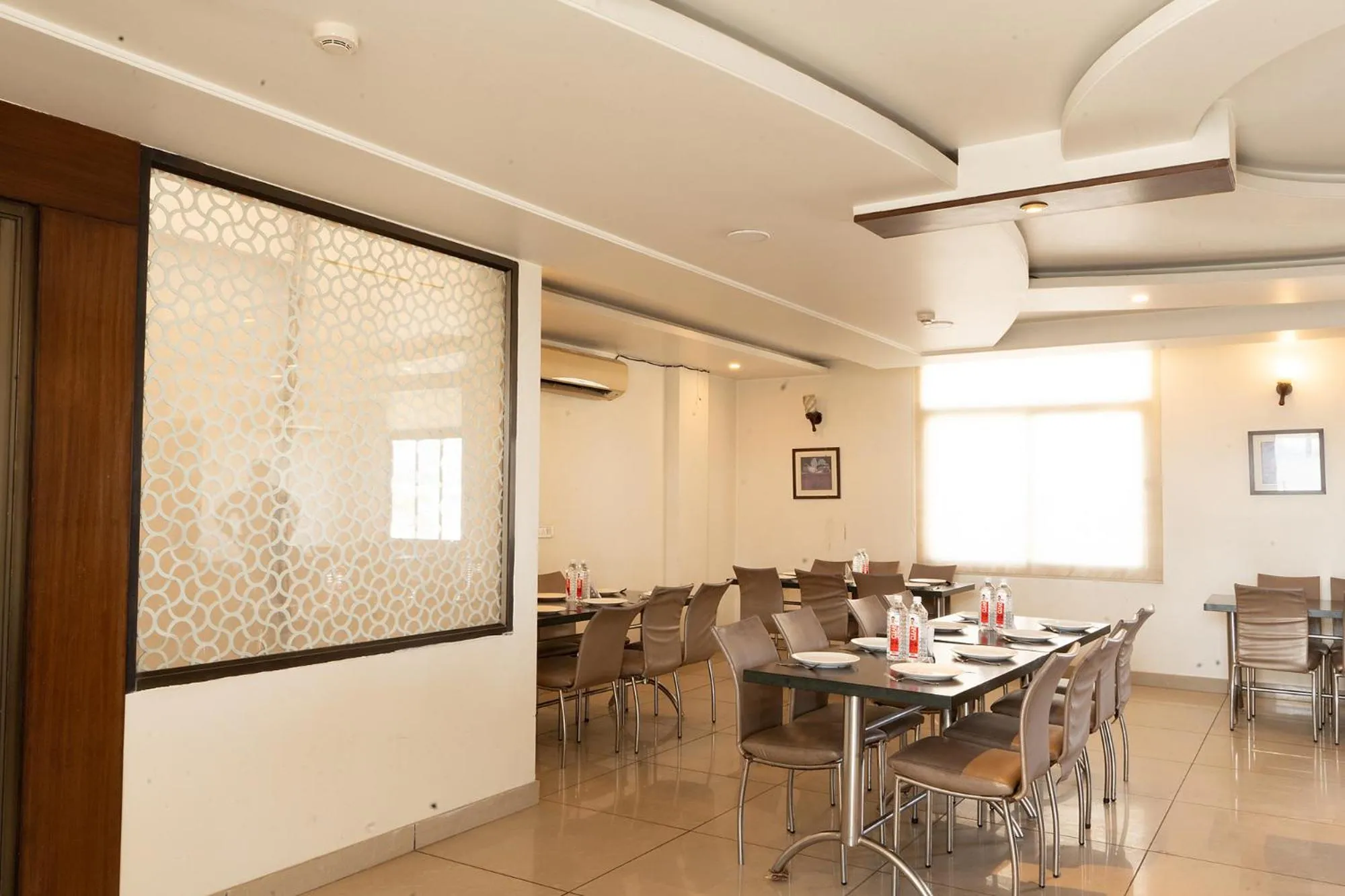 Restaurant/places to eat in FabHotel Signature Inn