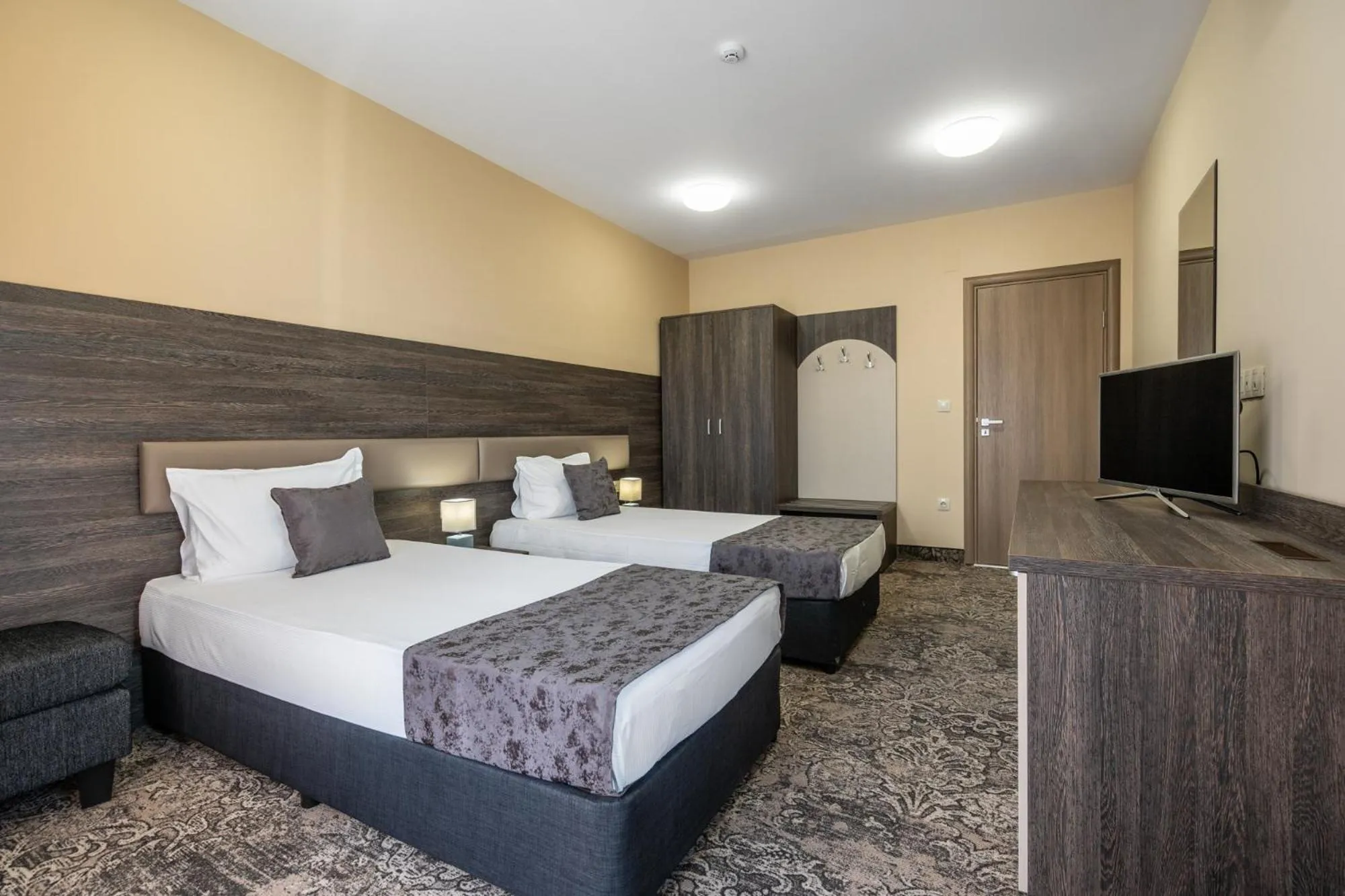 Communal lounge/ TV room, Bed in Plaza Hotel Plovdiv - Free Parking