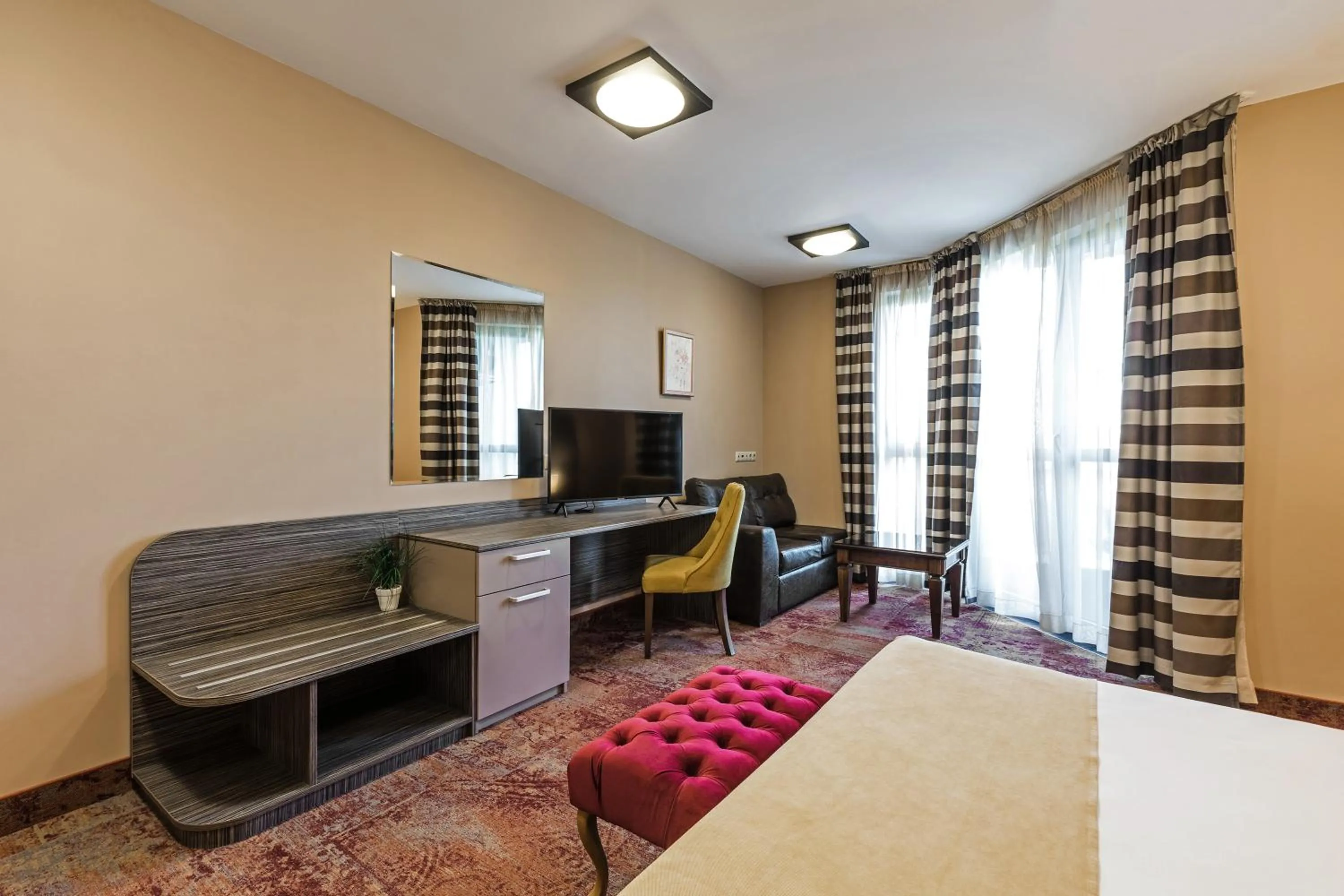 TV and multimedia, Bed in Plaza Hotel Plovdiv - Free Parking