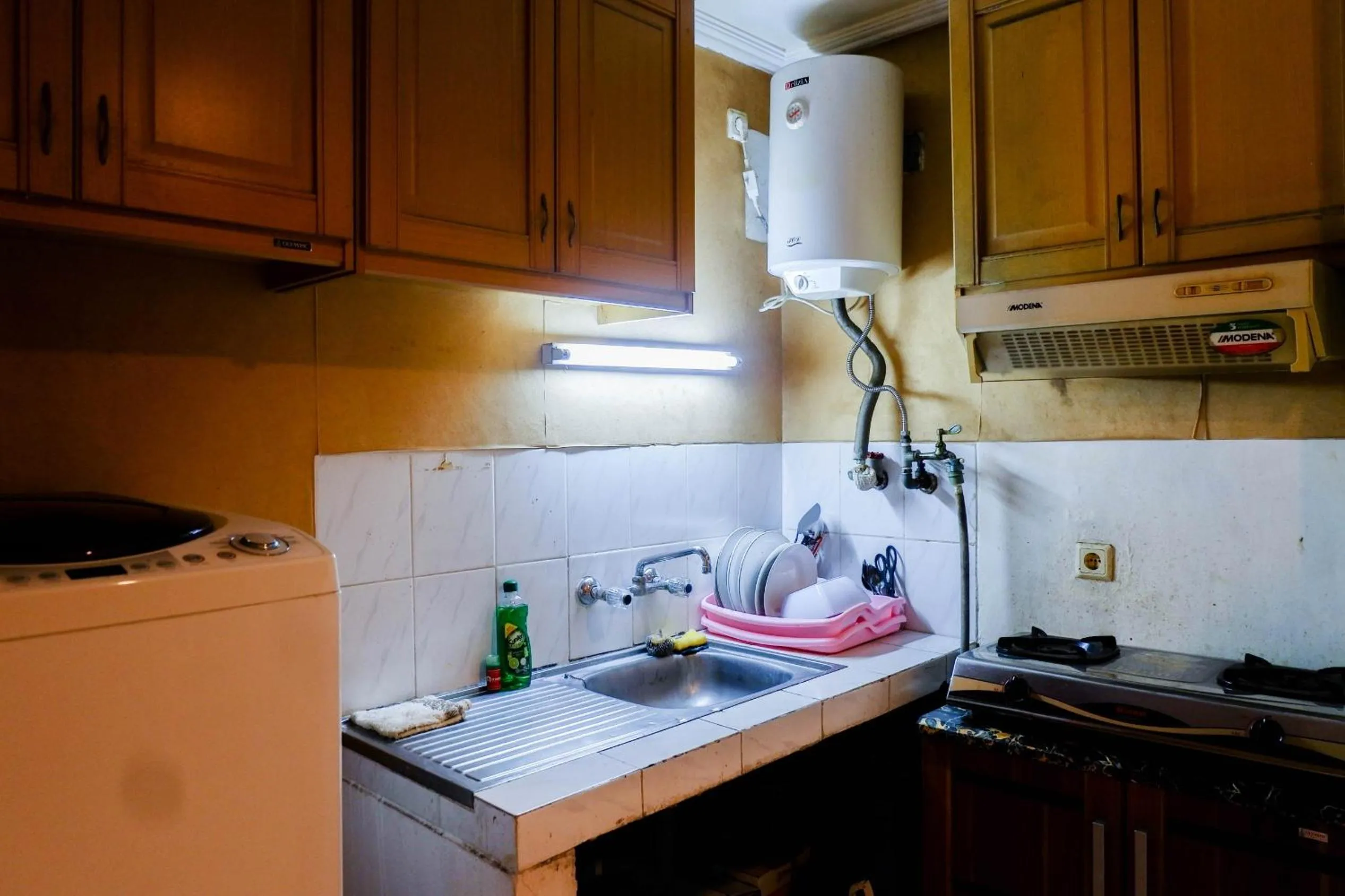 Kitchen or kitchenette in Spacious 1BR Apartment at Taman Beverly By Travelio