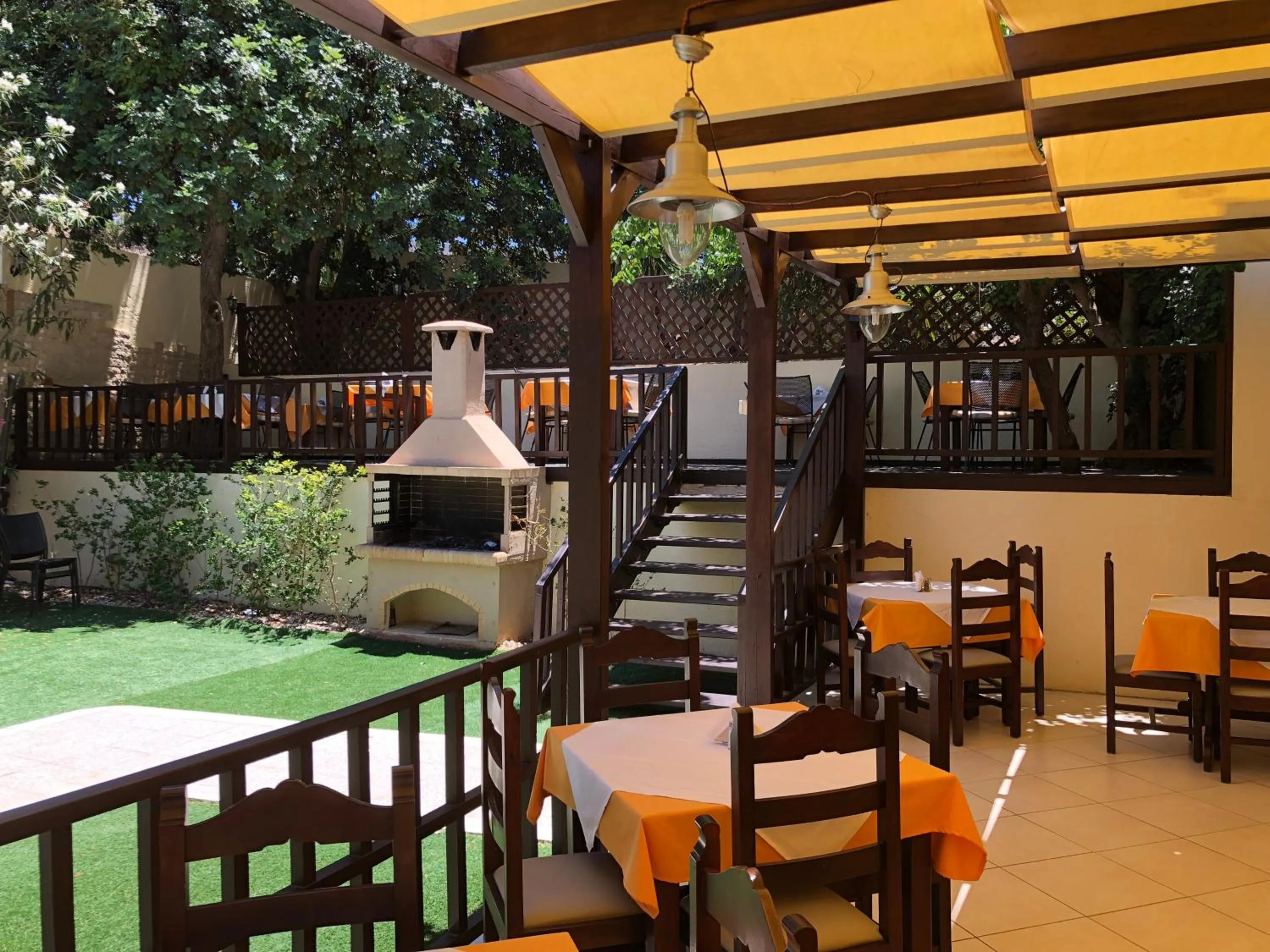 Restaurant/places to eat in Karteros Hotel