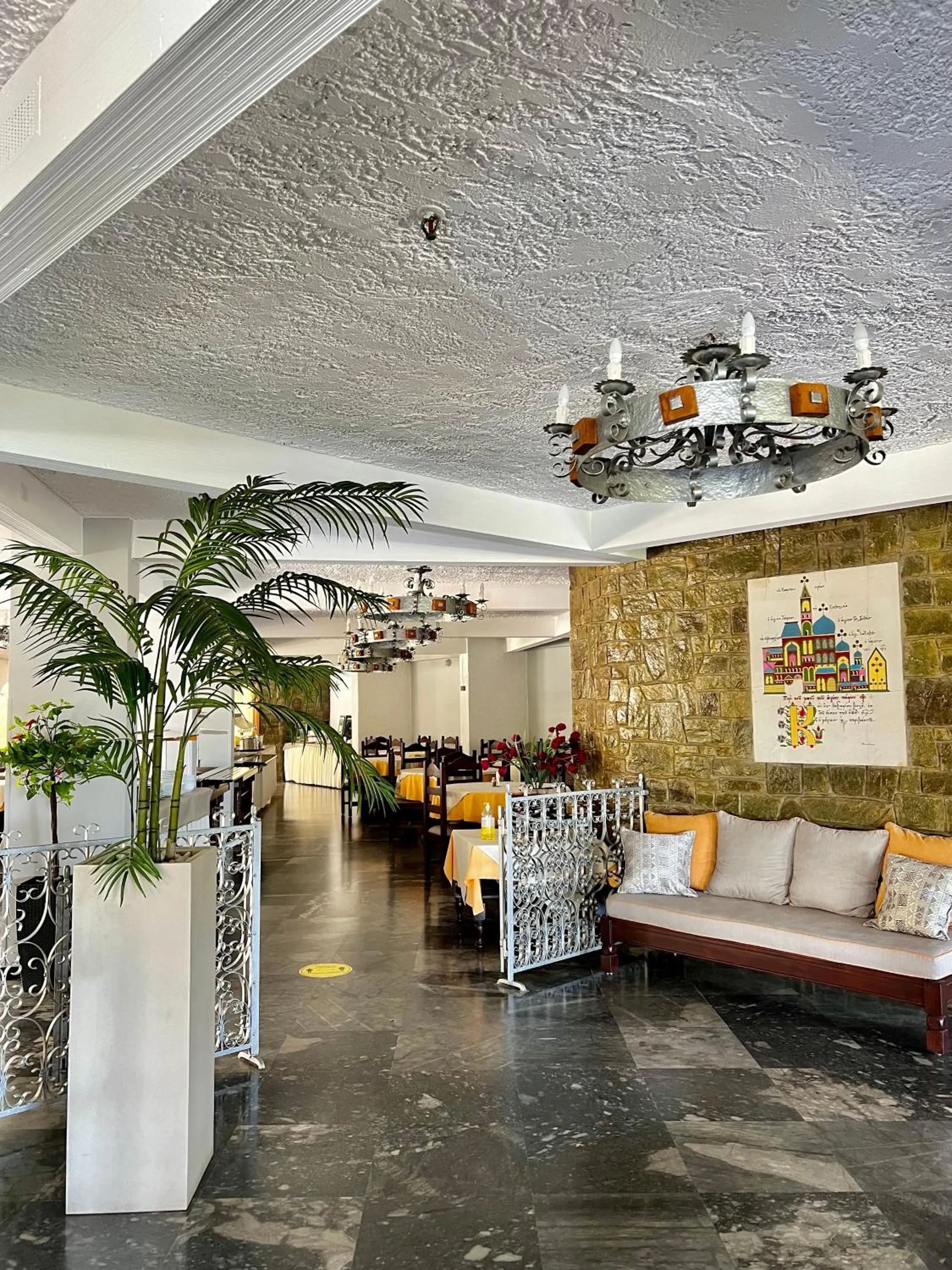 Restaurant/places to eat in Karteros Hotel