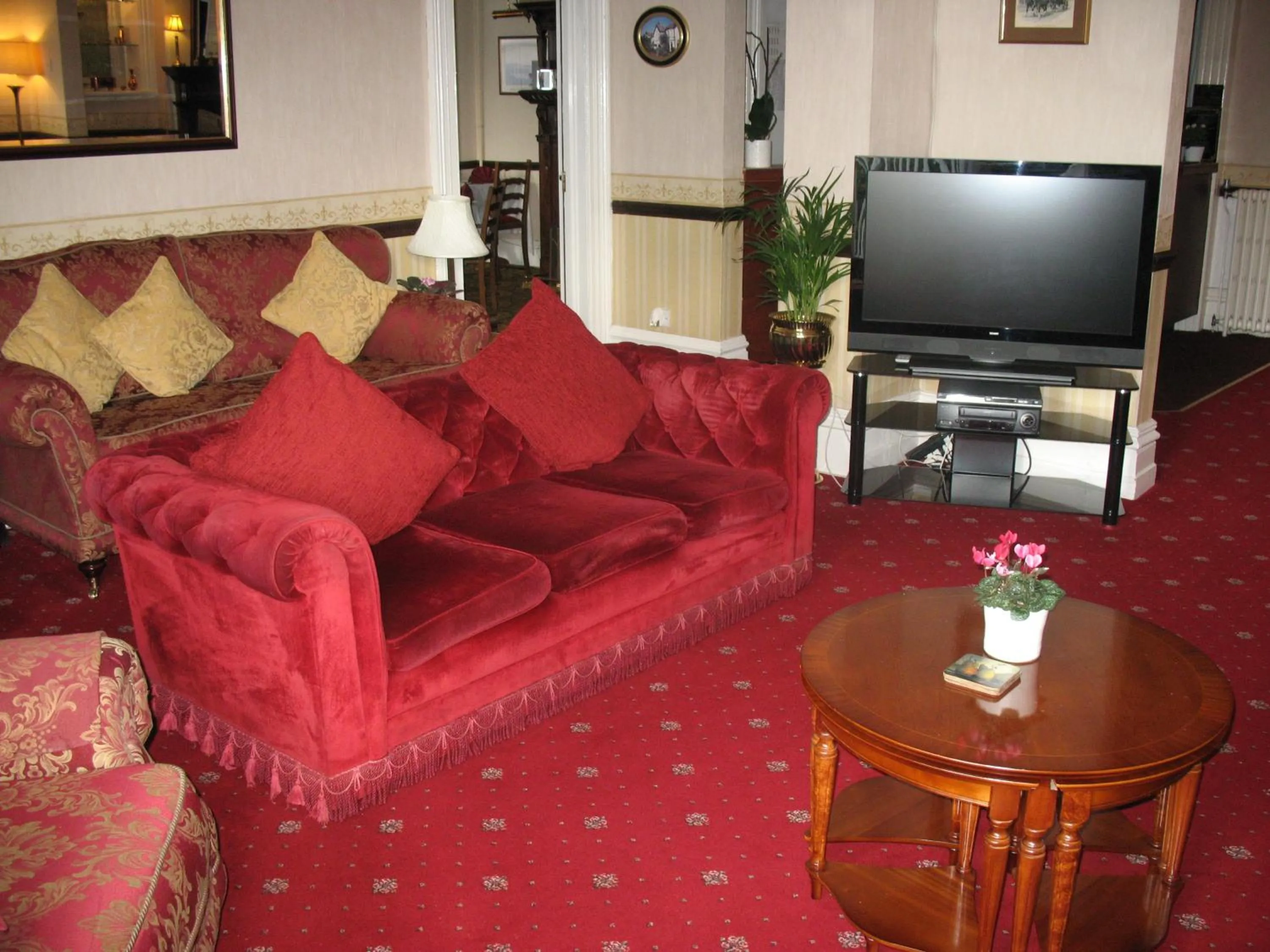 Communal lounge/ TV room in Michaelson House Hotel