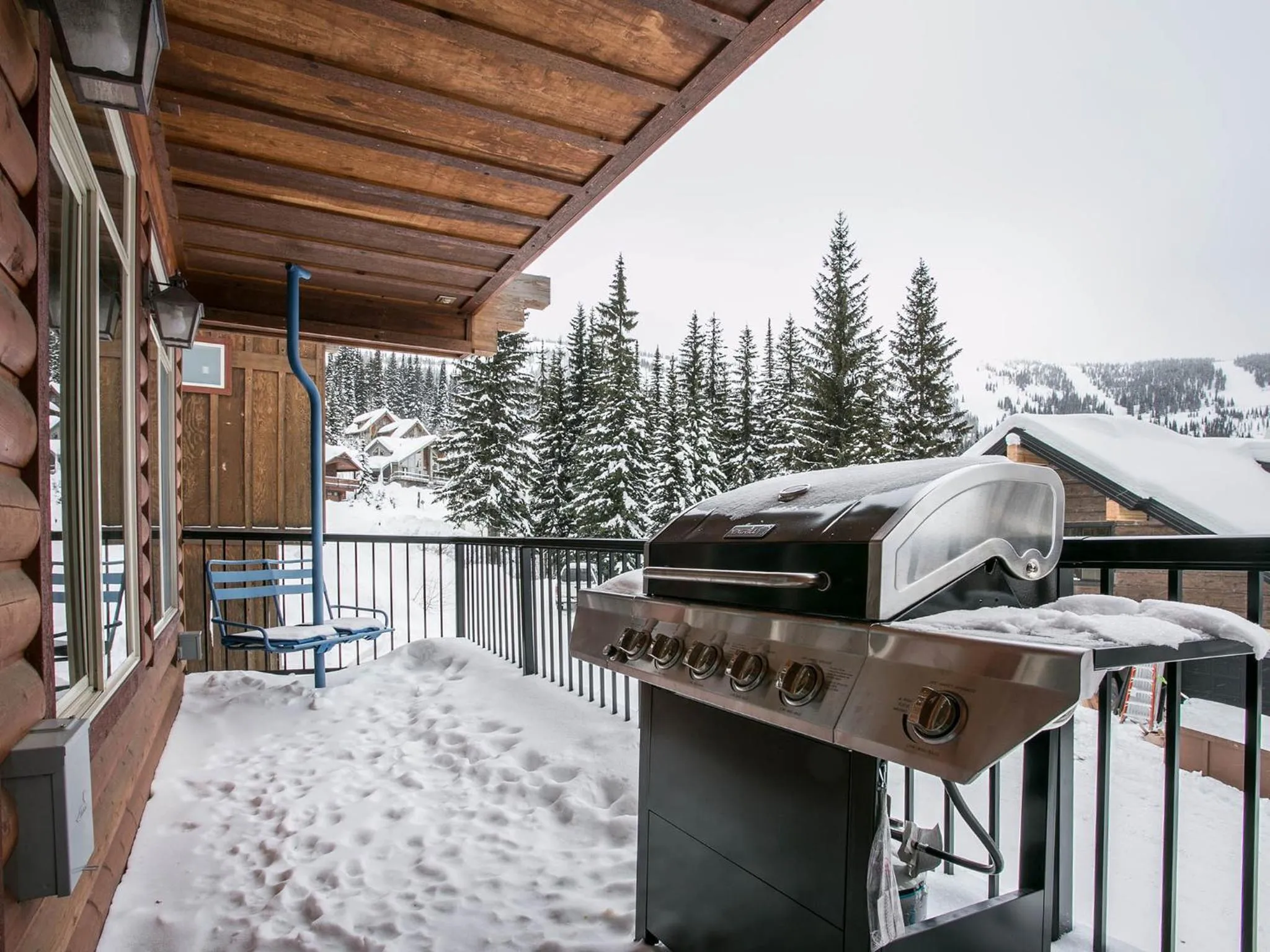 Spacious Sandpoint Chalet with Hot Tub Views
