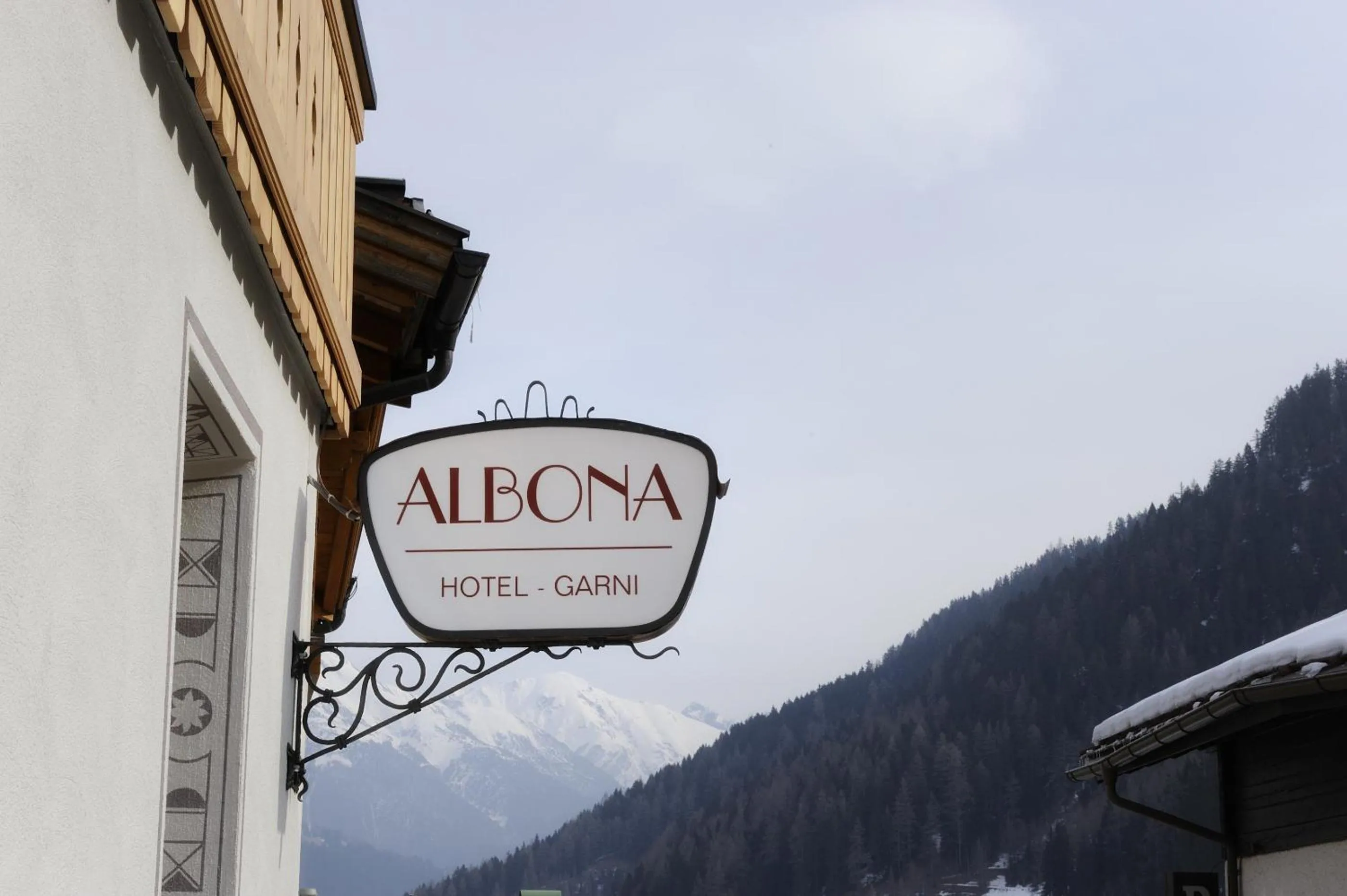 Facade/entrance in Hotel Garni Albona