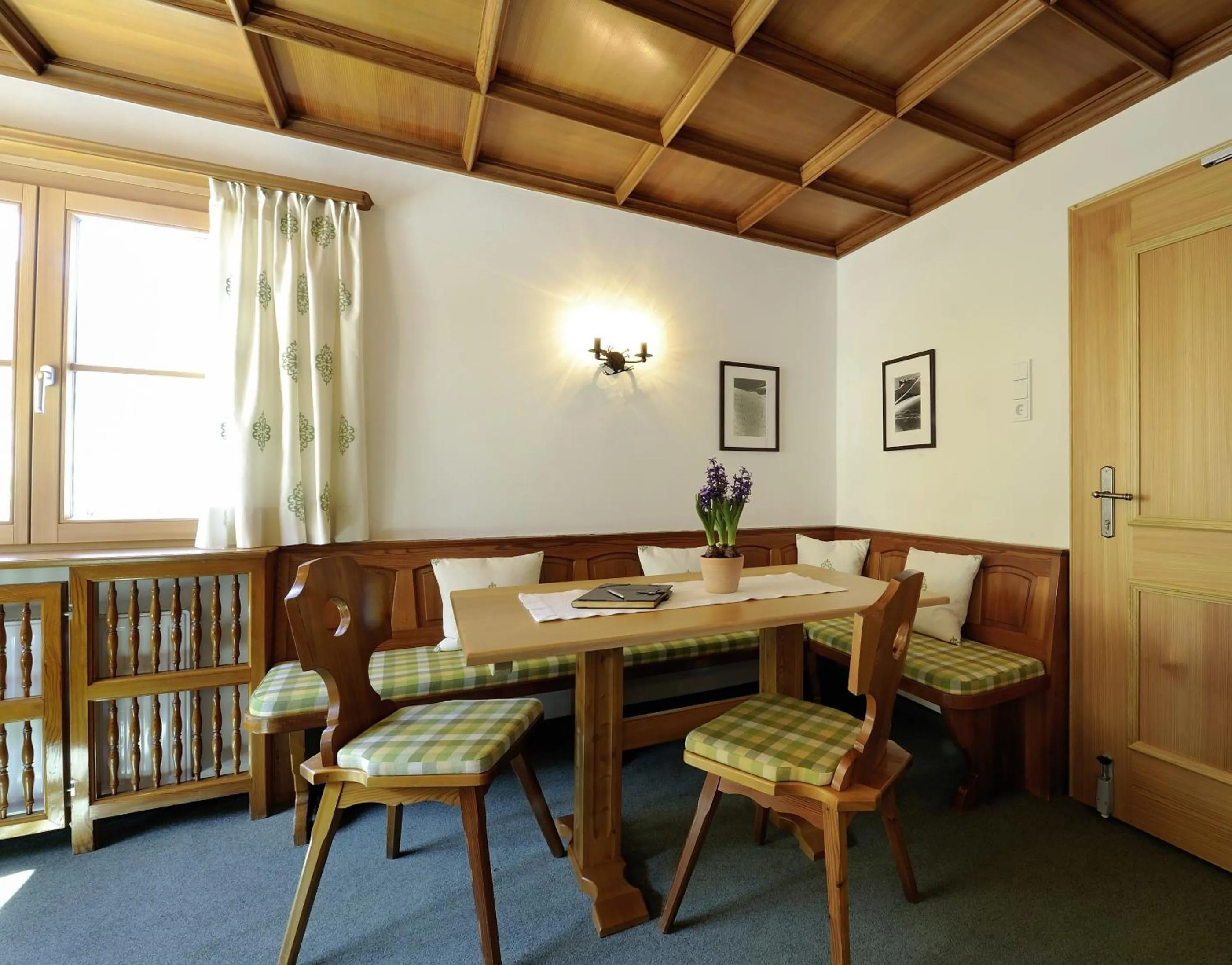Communal lounge/ TV room in Hotel Garni Albona