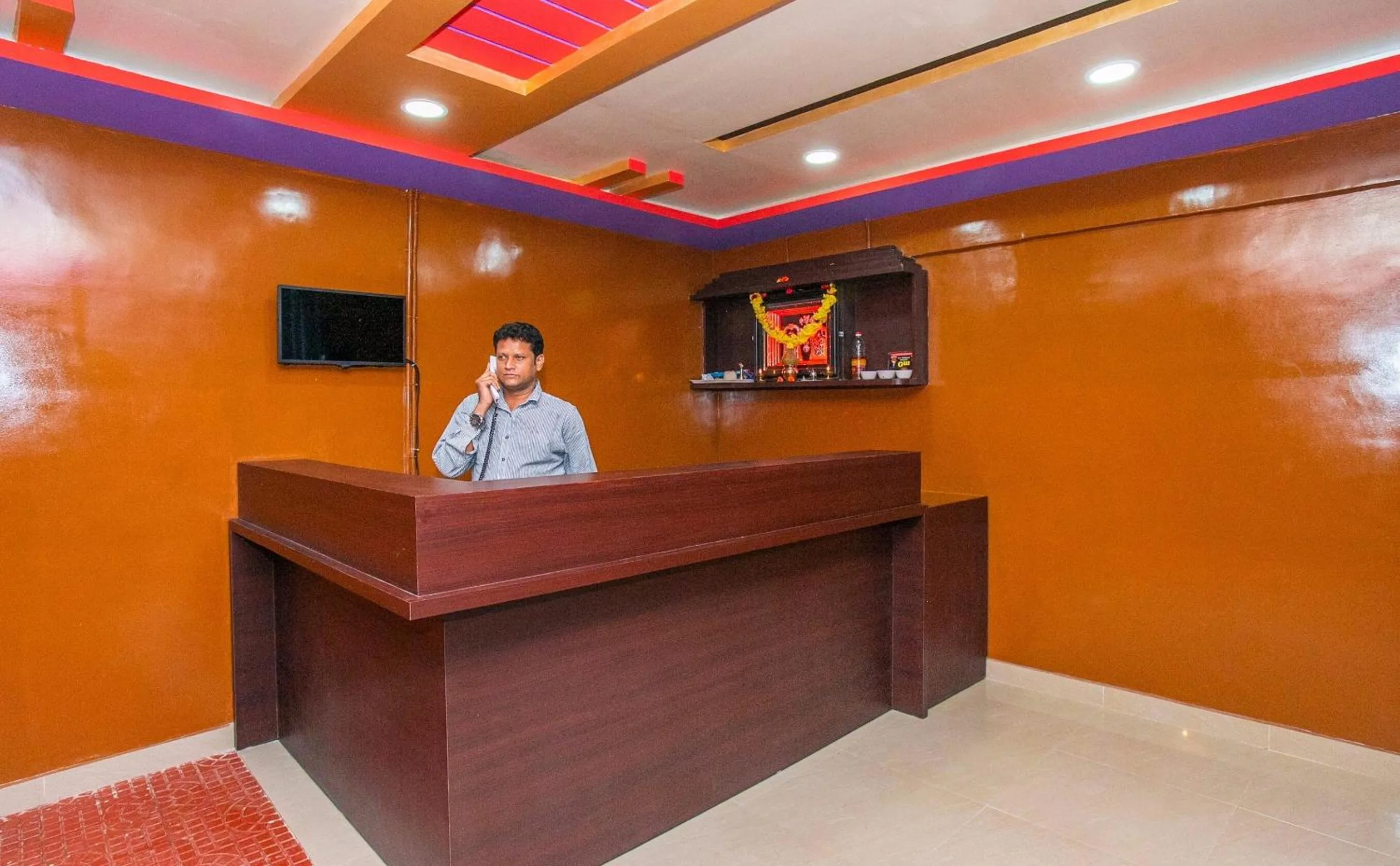 Lobby or reception in Hotel O Sri Hari Premium Comforts Near Sandhya Digital K Theatre