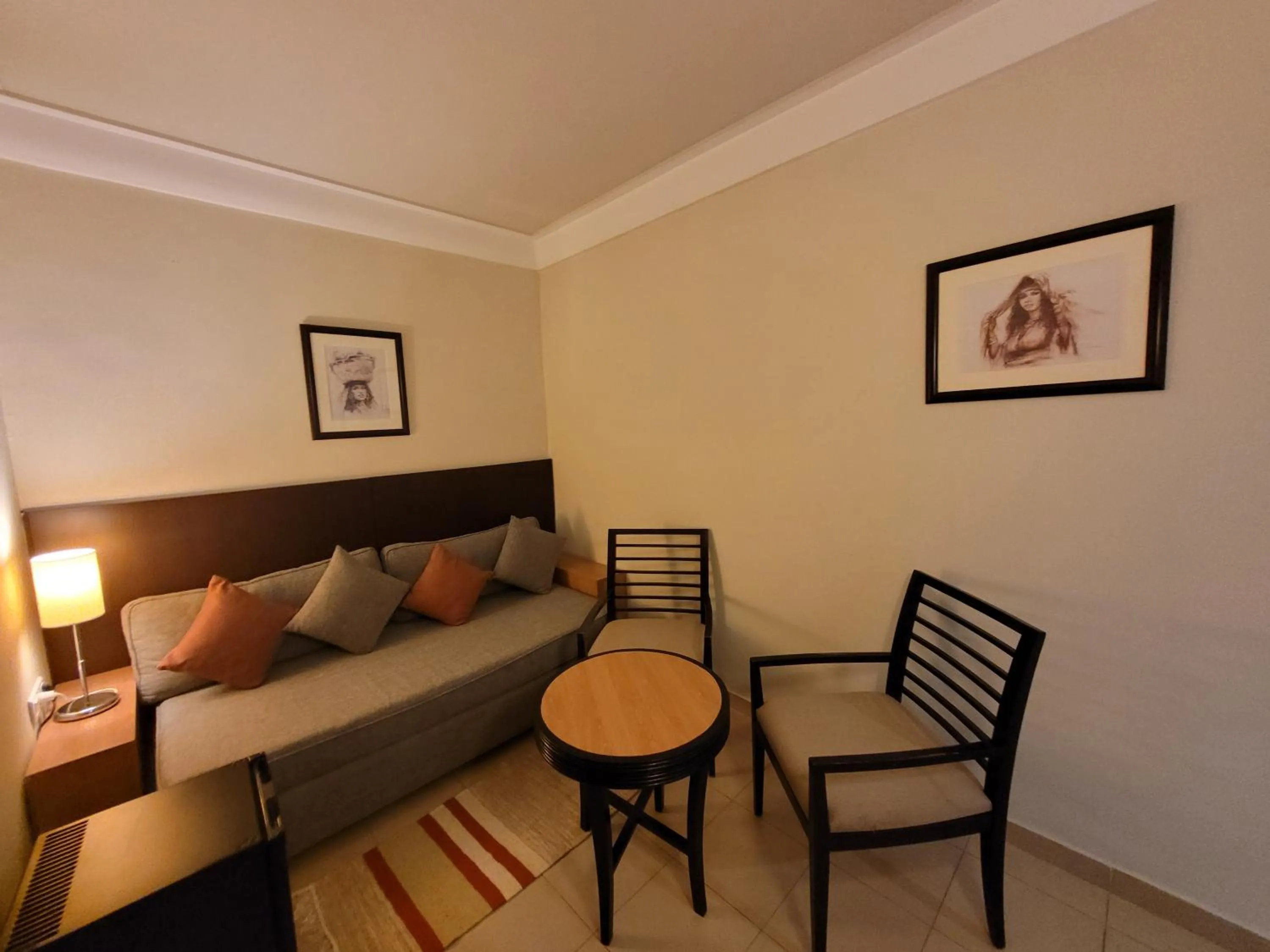 Living room, Bed in Hotel Tiba