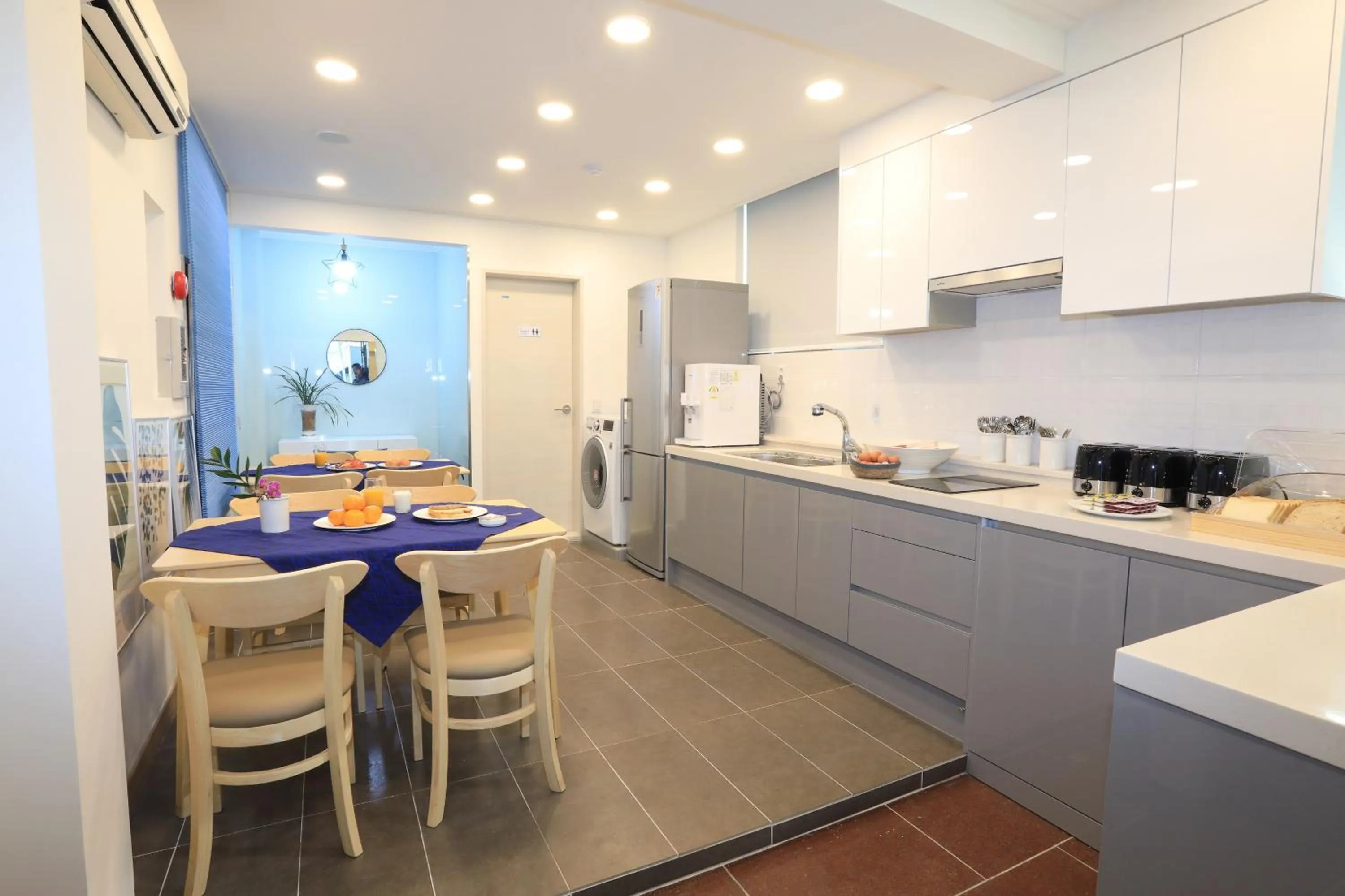 Communal kitchen in Maison Mini Hotel