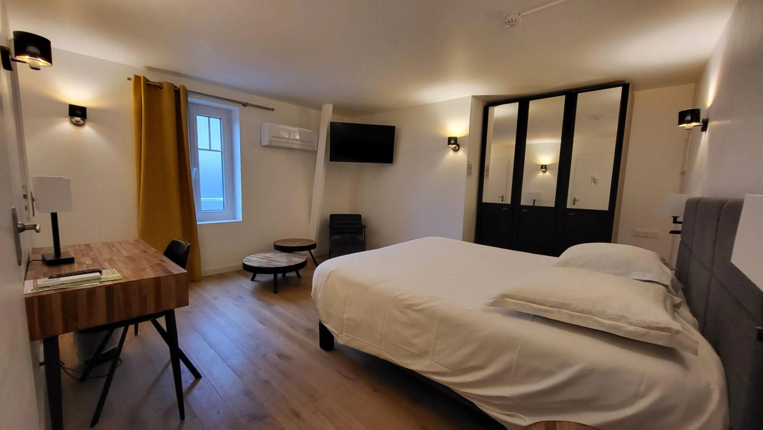 Bed in Hotel de Normandie