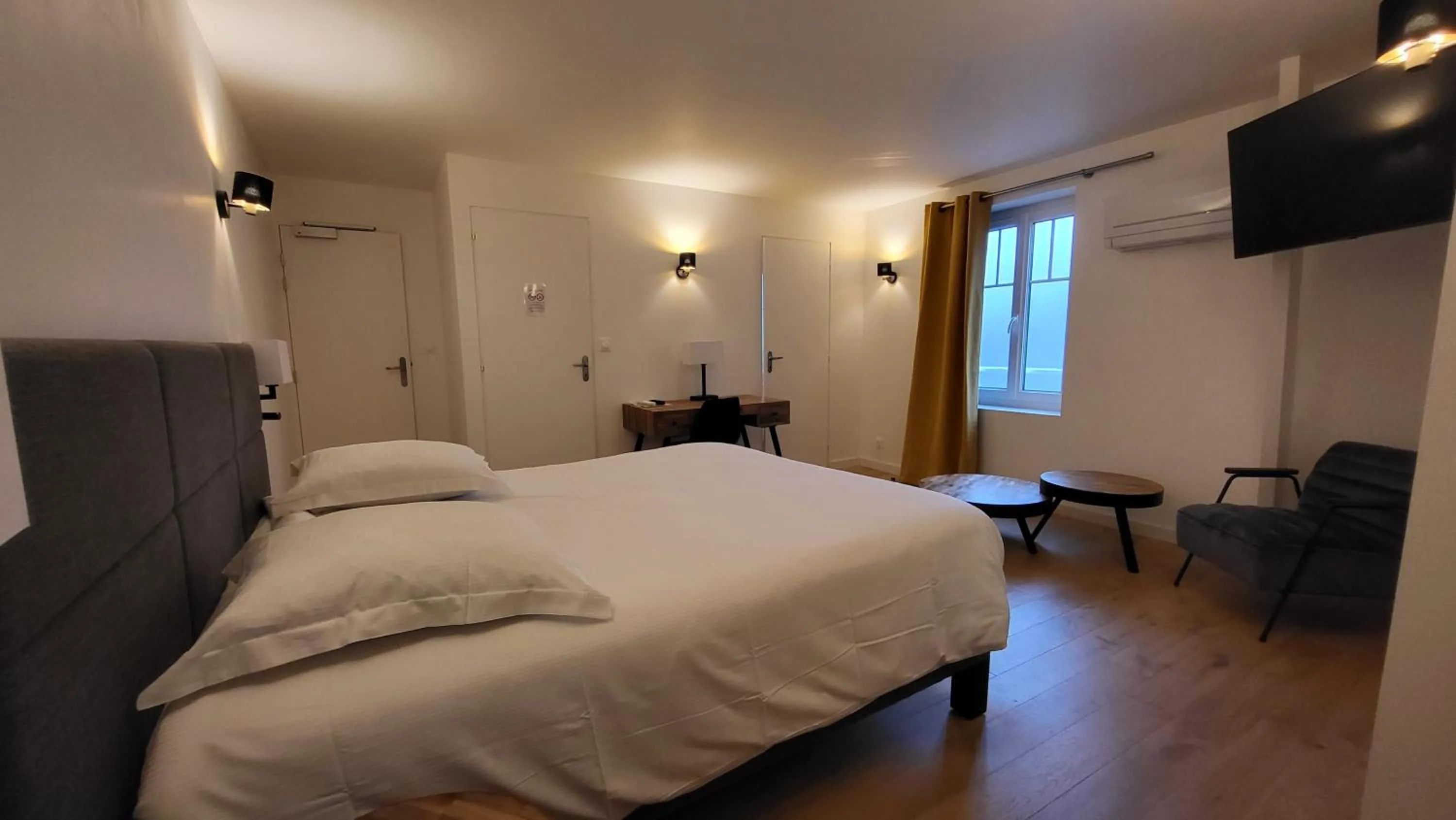 Bed in Hotel de Normandie