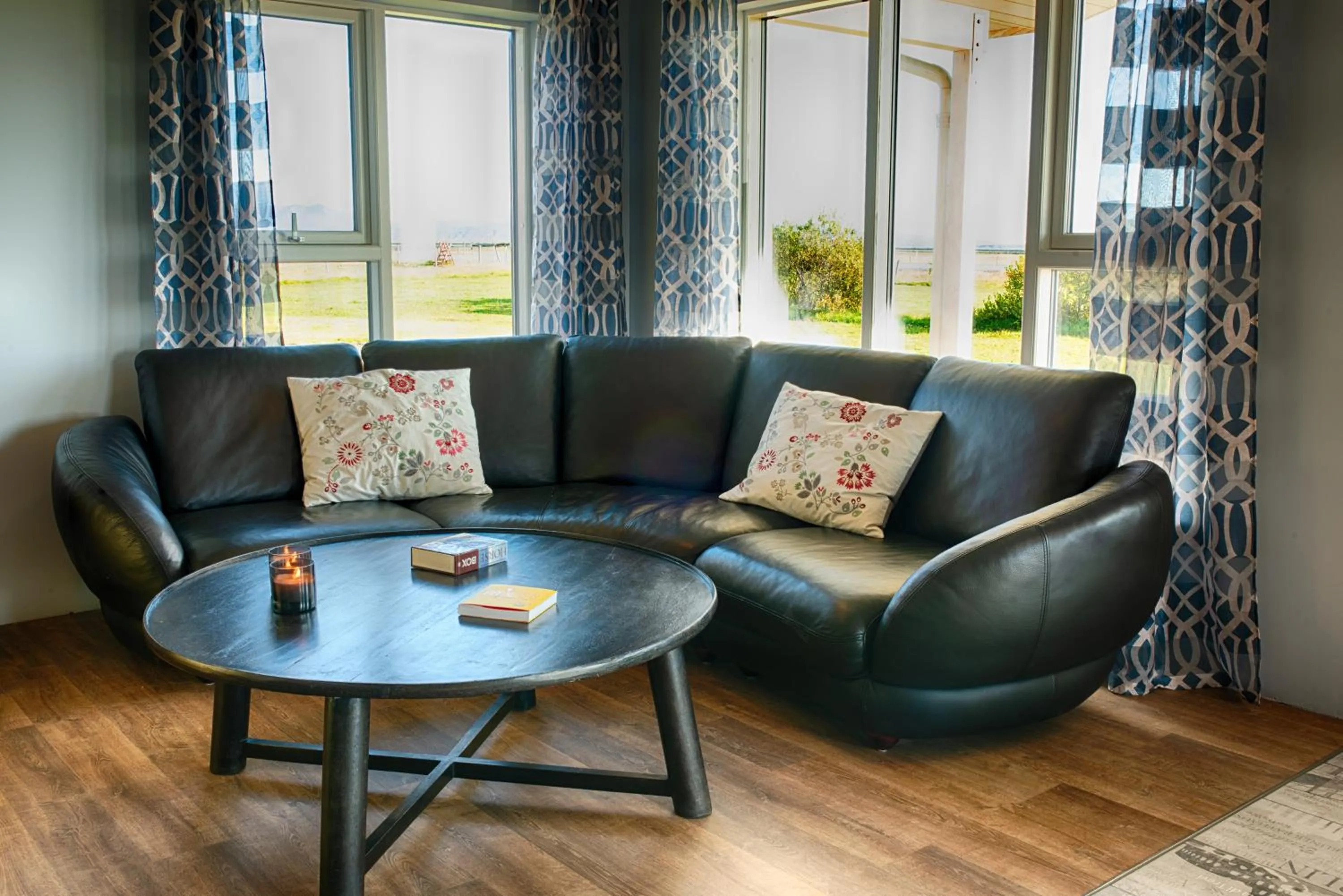 Living room in Loa's Nest