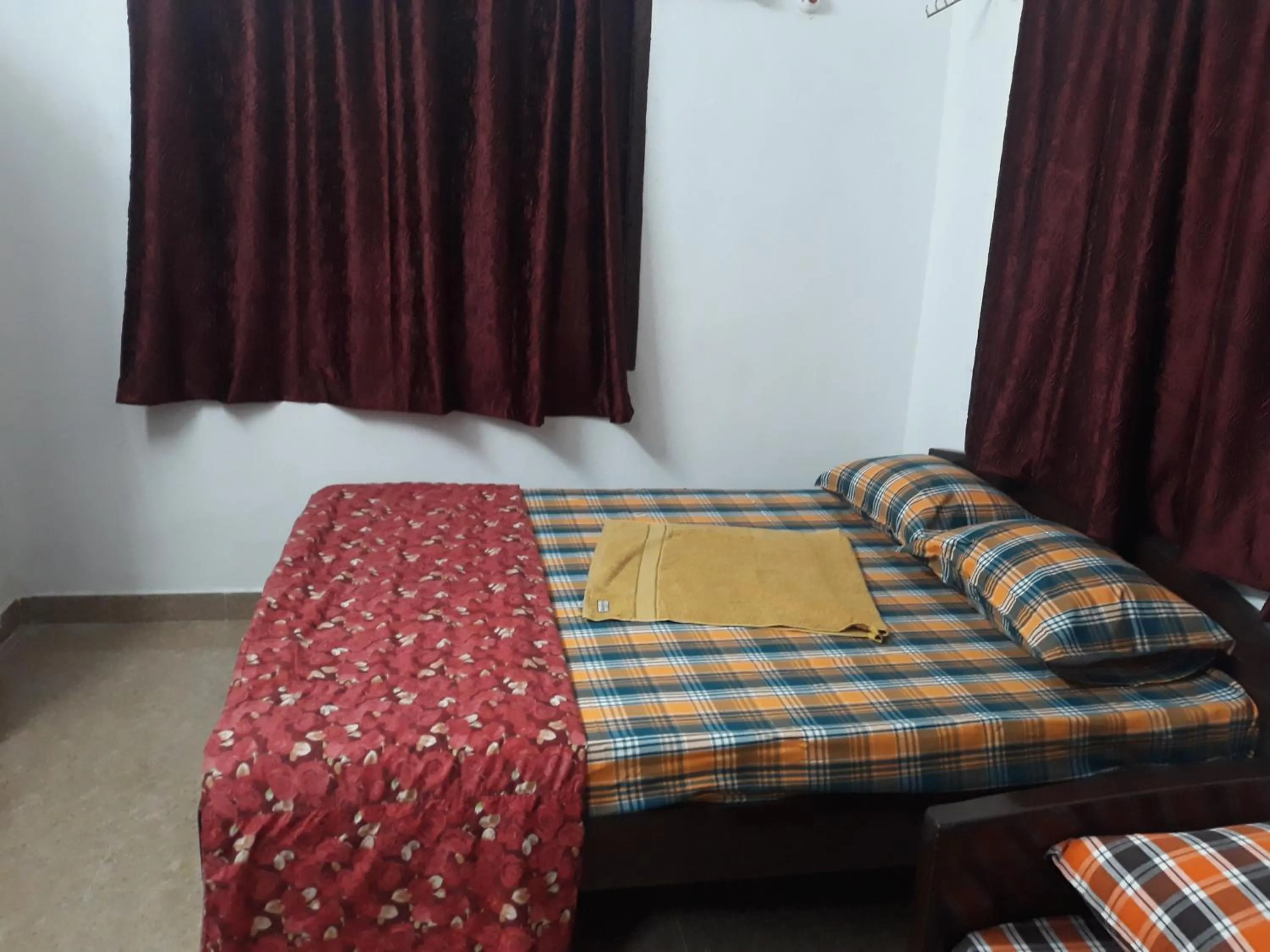 Bed in Temple Tree Homes Next to Sankara Nethralaya & Apollo Hospitals Service Apartments With Exclusive Kitchen