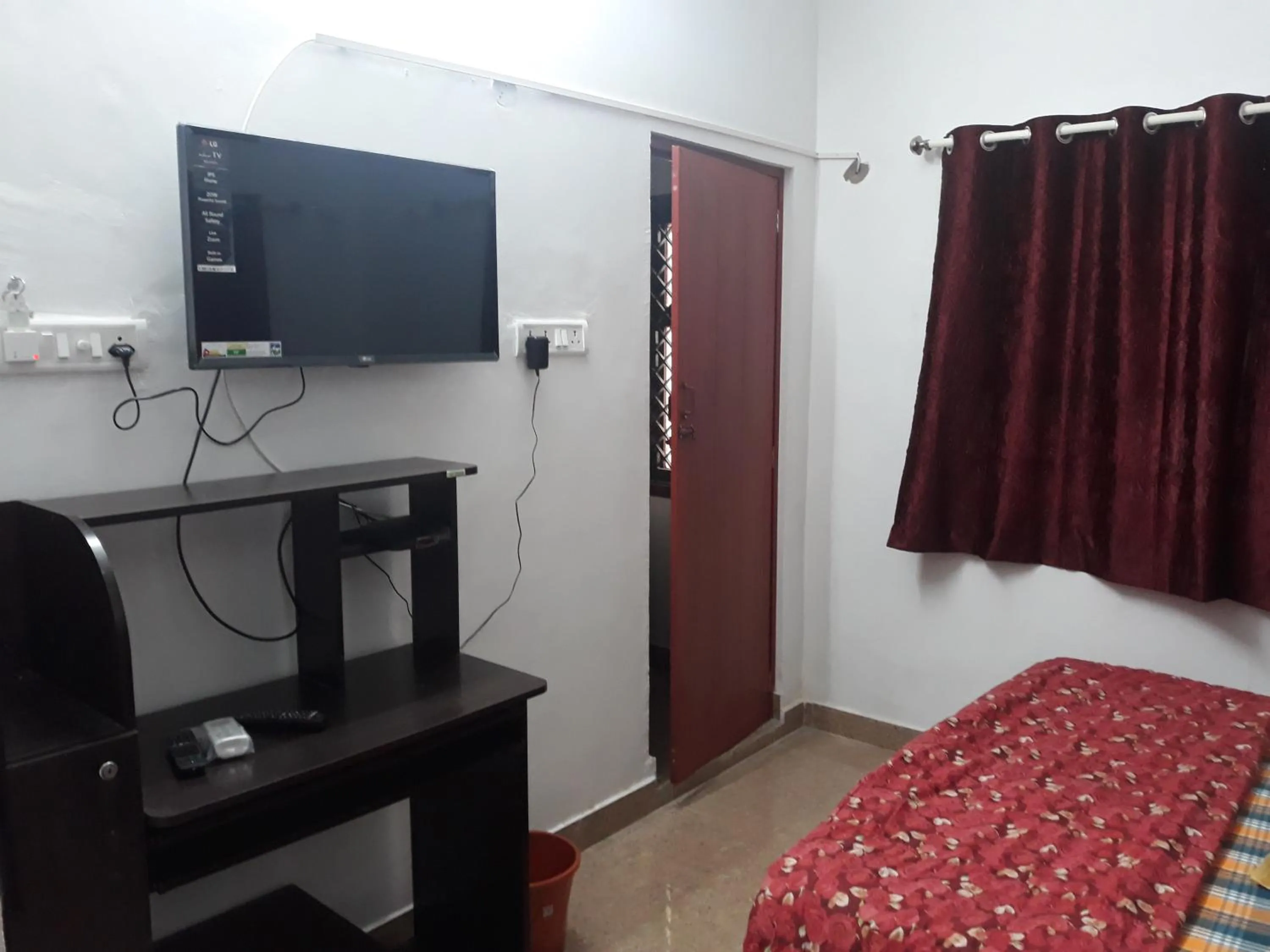 Bed in Temple Tree Homes Next to Sankara Nethralaya & Apollo Hospitals Service Apartments With Exclusive Kitchen
