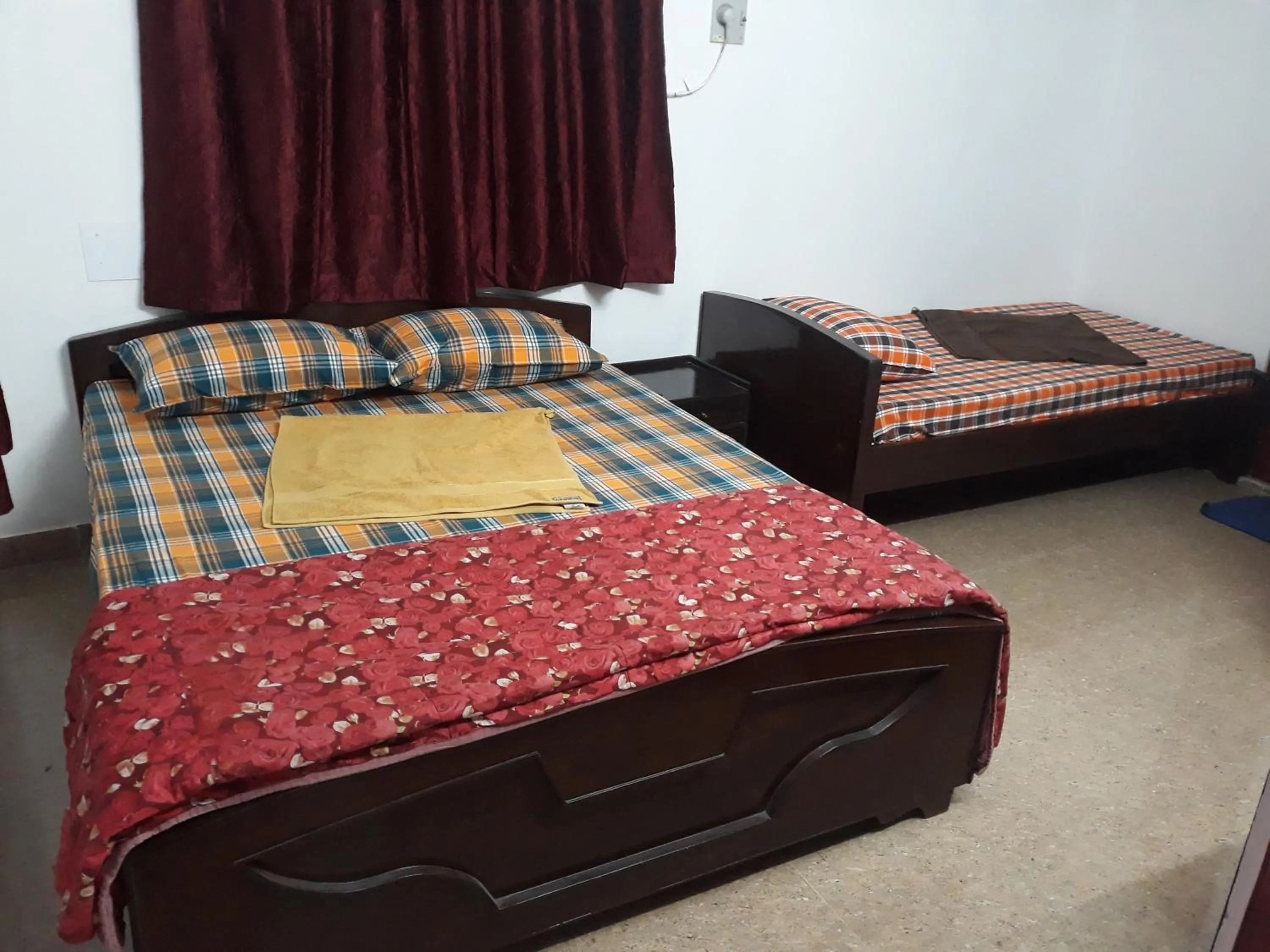 Bed in Temple Tree Homes Next to Sankara Nethralaya & Apollo Hospitals Service Apartments With Exclusive Kitchen