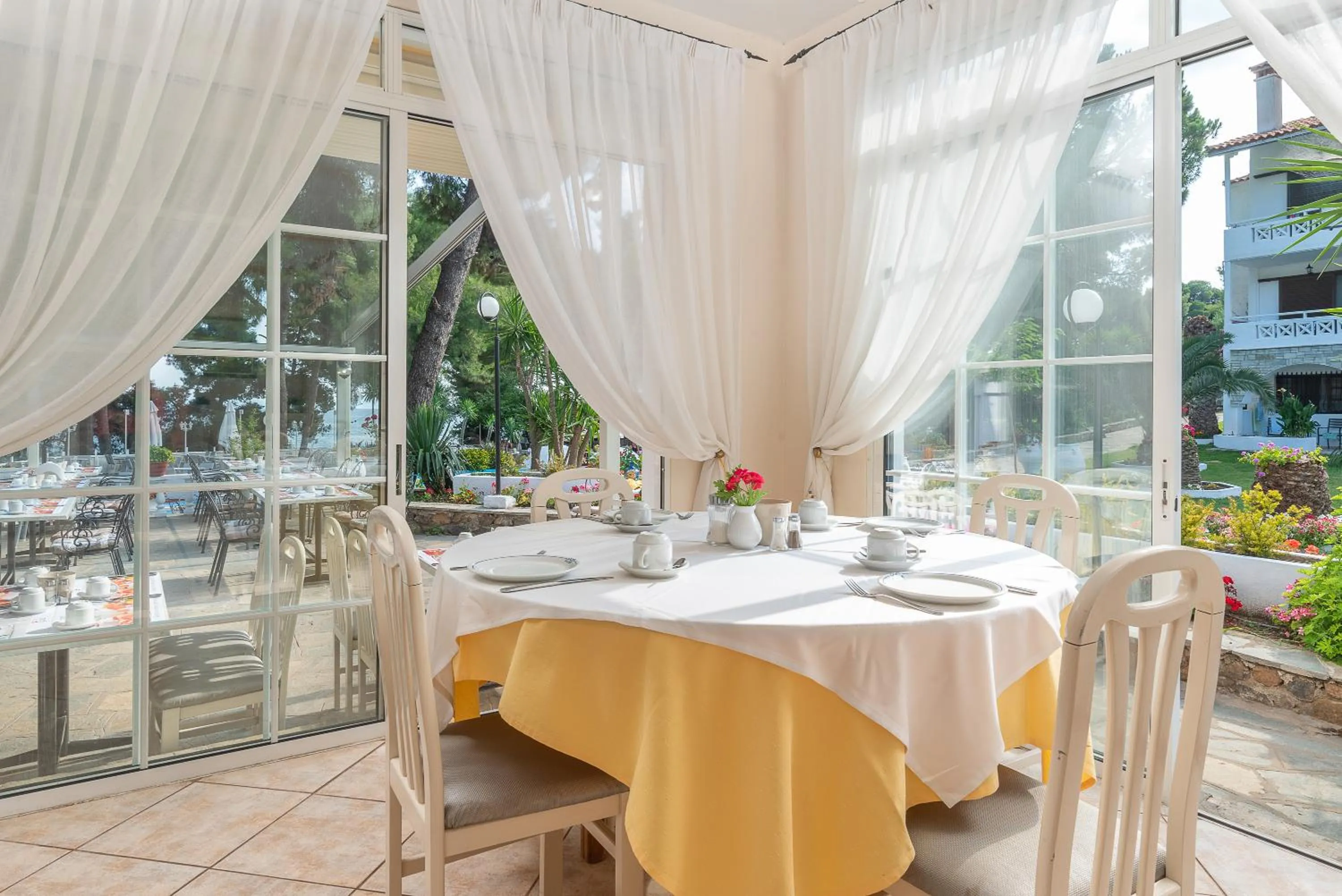 Restaurant/places to eat in Porfi Beach Hotel