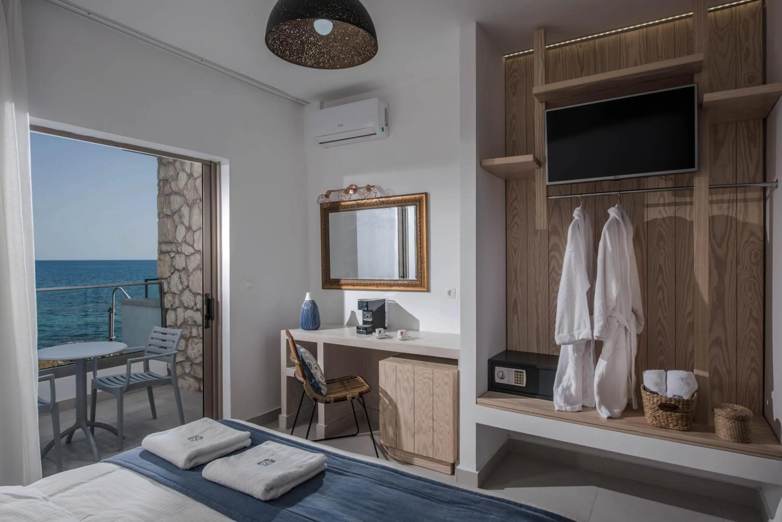 TV and multimedia, Bed in Serenity Spritz Boutique Hotel - Adults Only