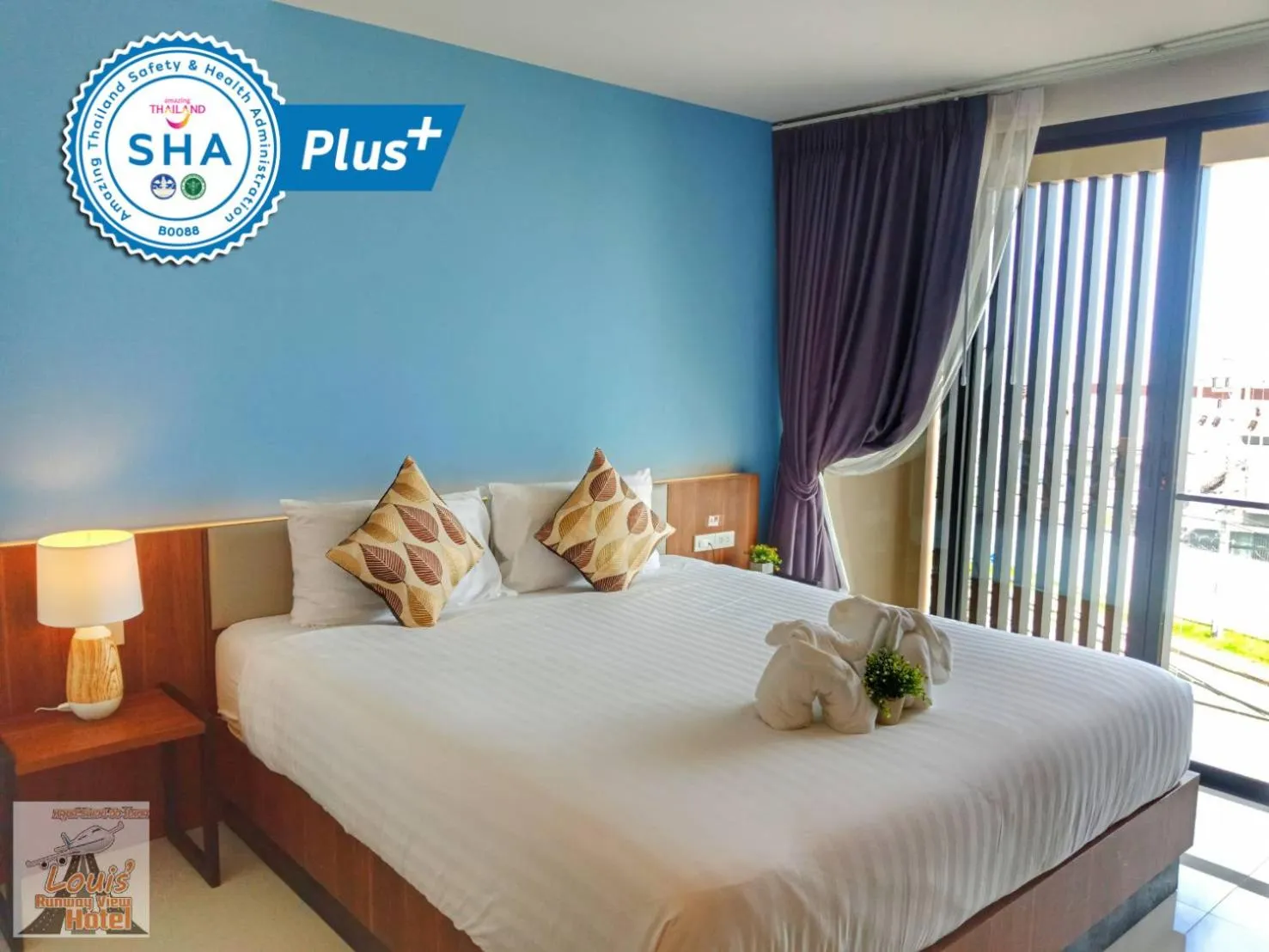 Bed in Louis' Runway View Hotel - SHA Extra Plus