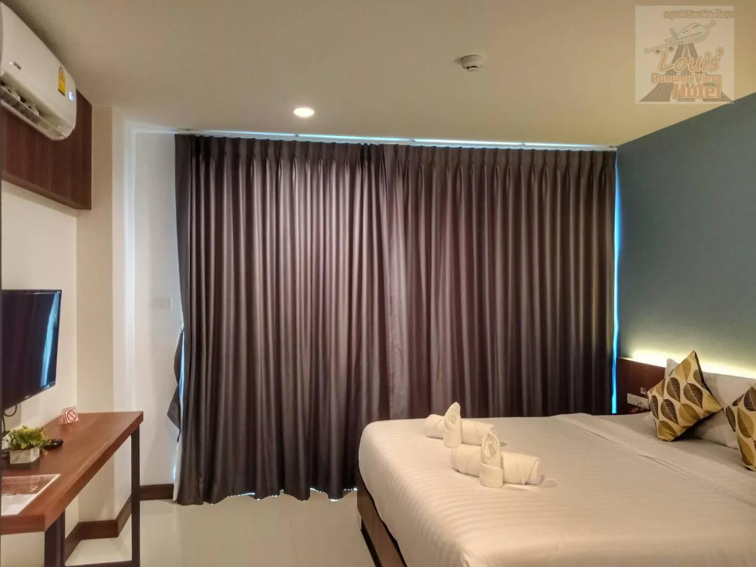 Photo of the whole room, Bed in Louis' Runway View Hotel - SHA Extra Plus