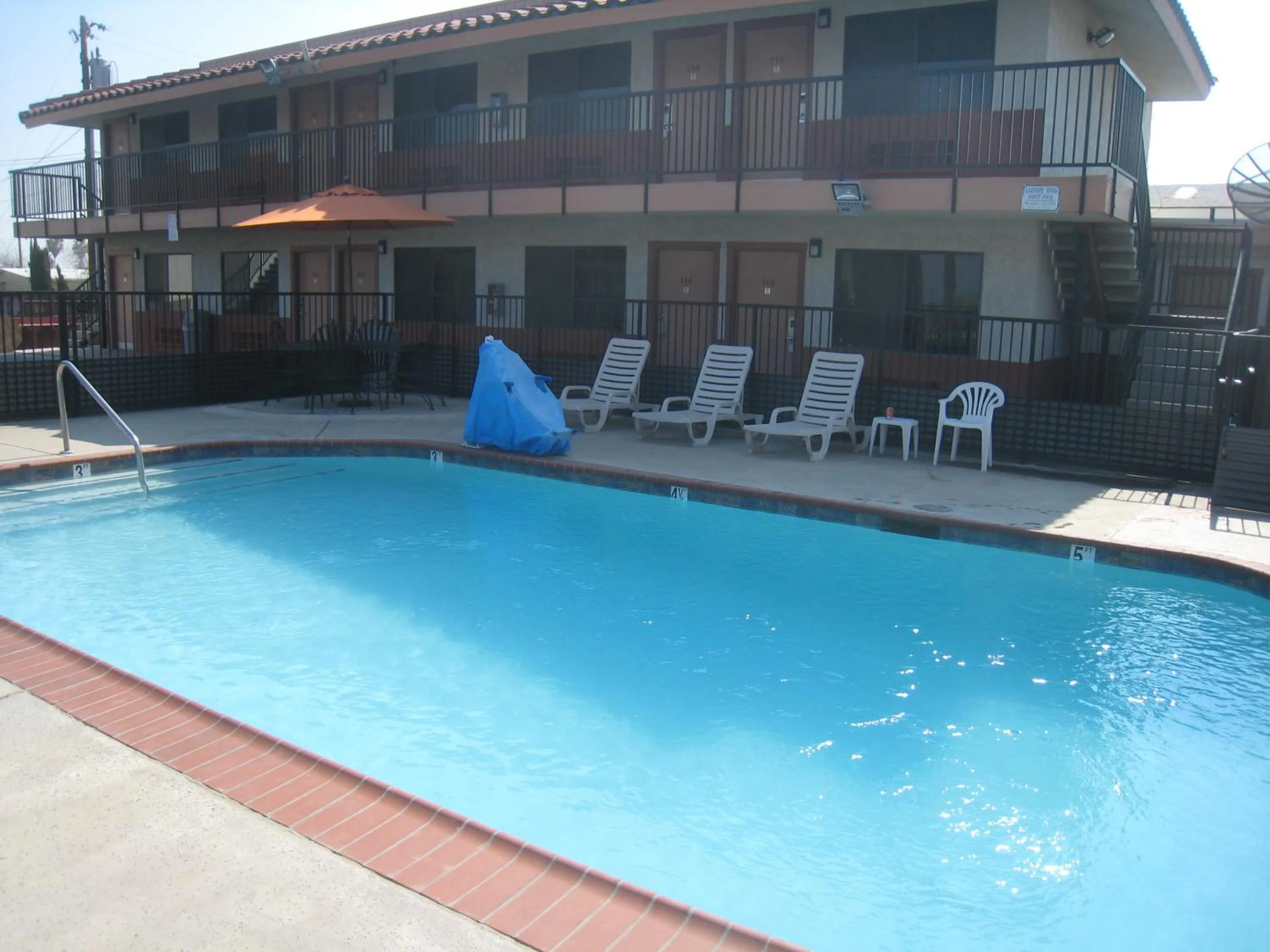 Swimming pool in Motel 8 Maricopa