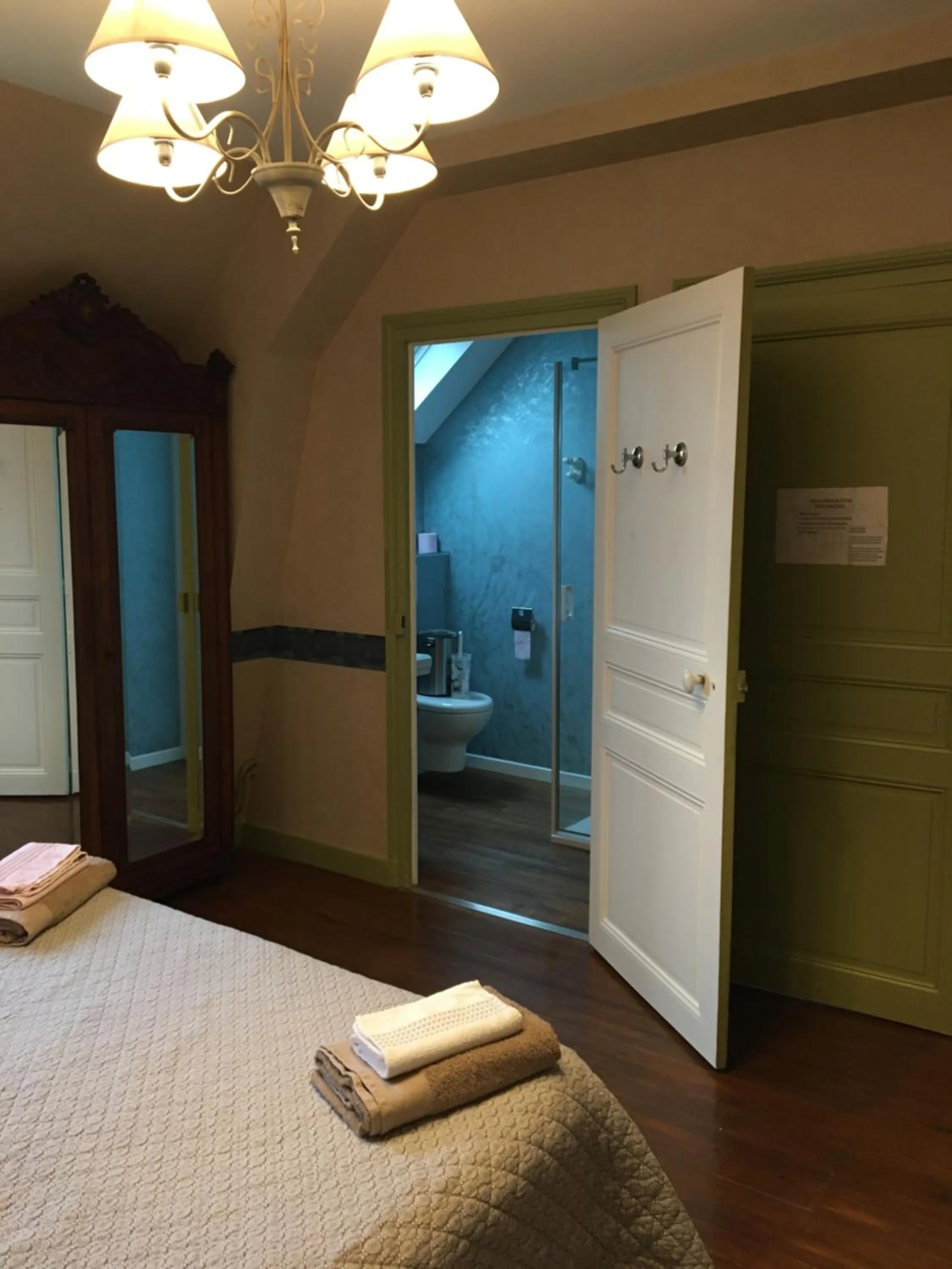 Bathroom, Bed in Le Clos Mony
