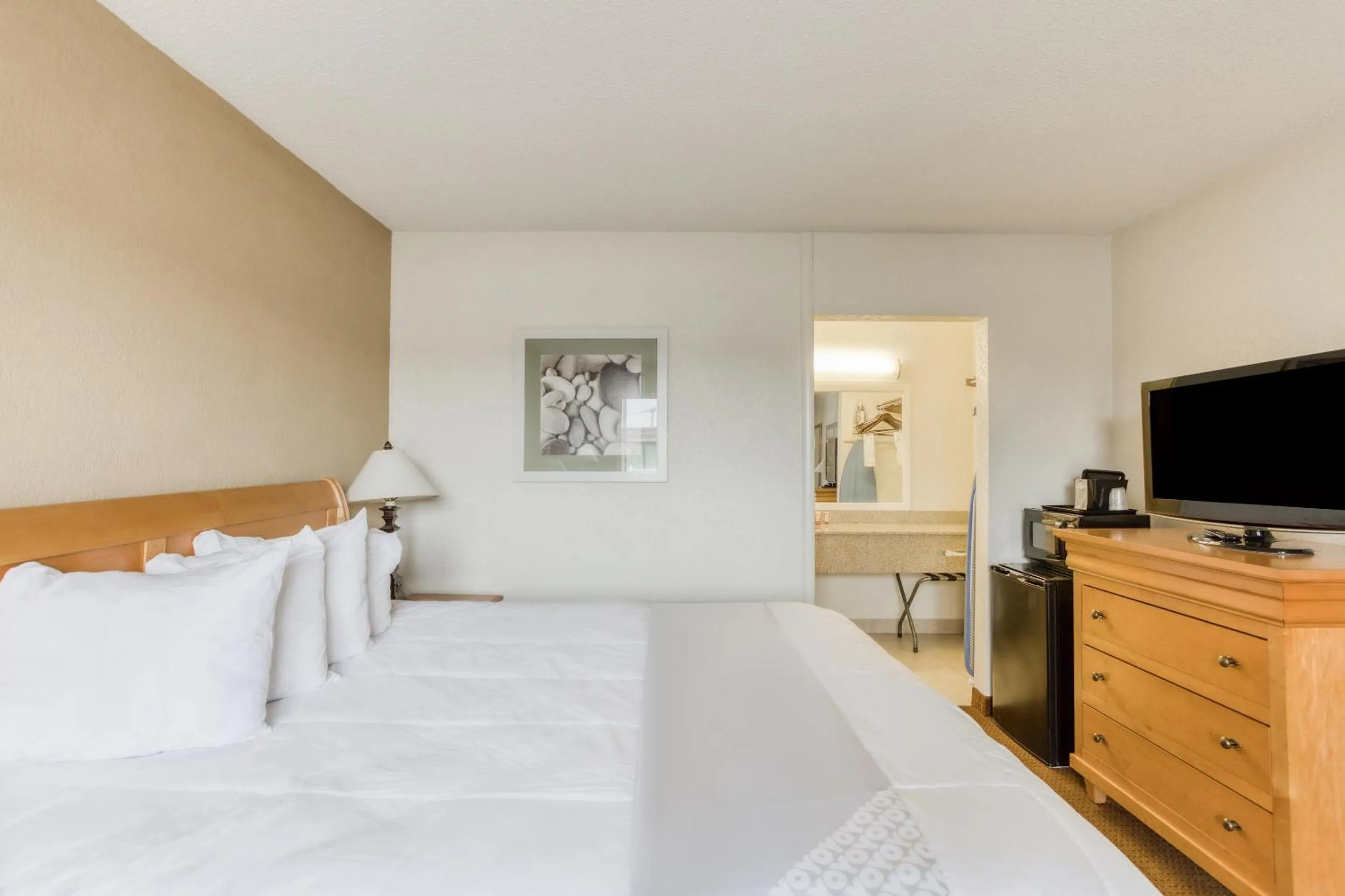 Bedroom in OYO Townhouse Owensboro West