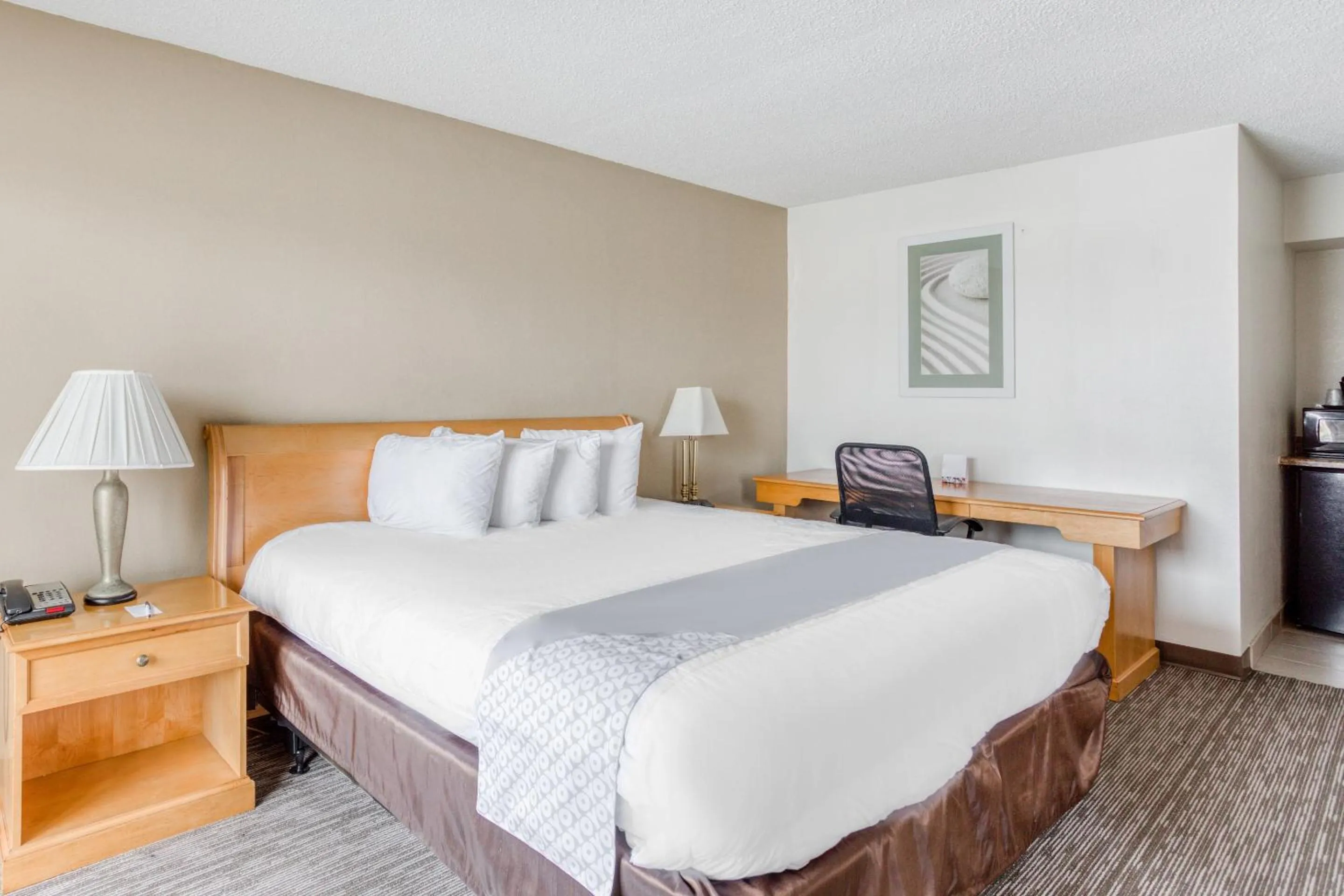 Bedroom in OYO Townhouse Owensboro West