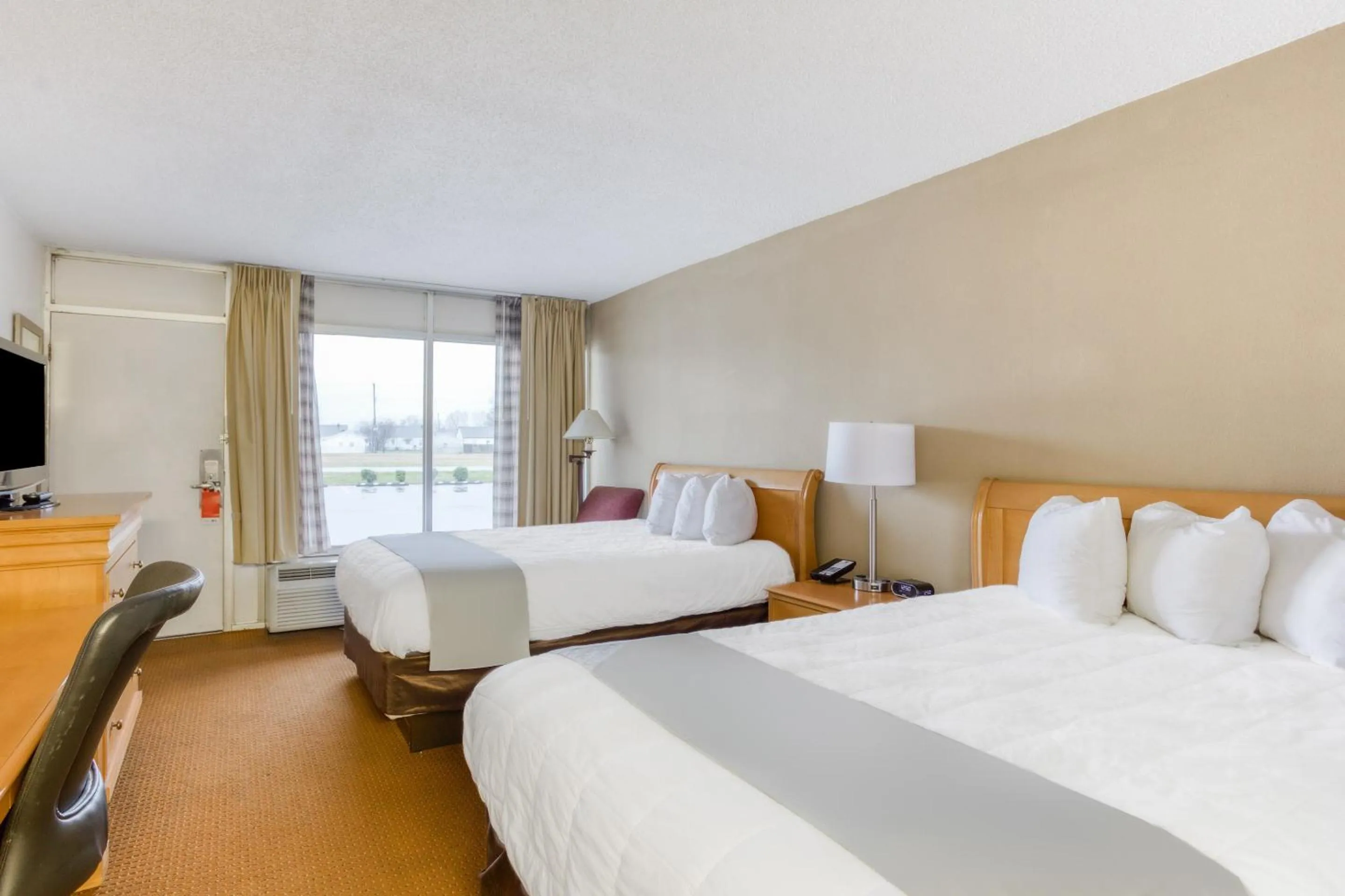 Bedroom in OYO Townhouse Owensboro West