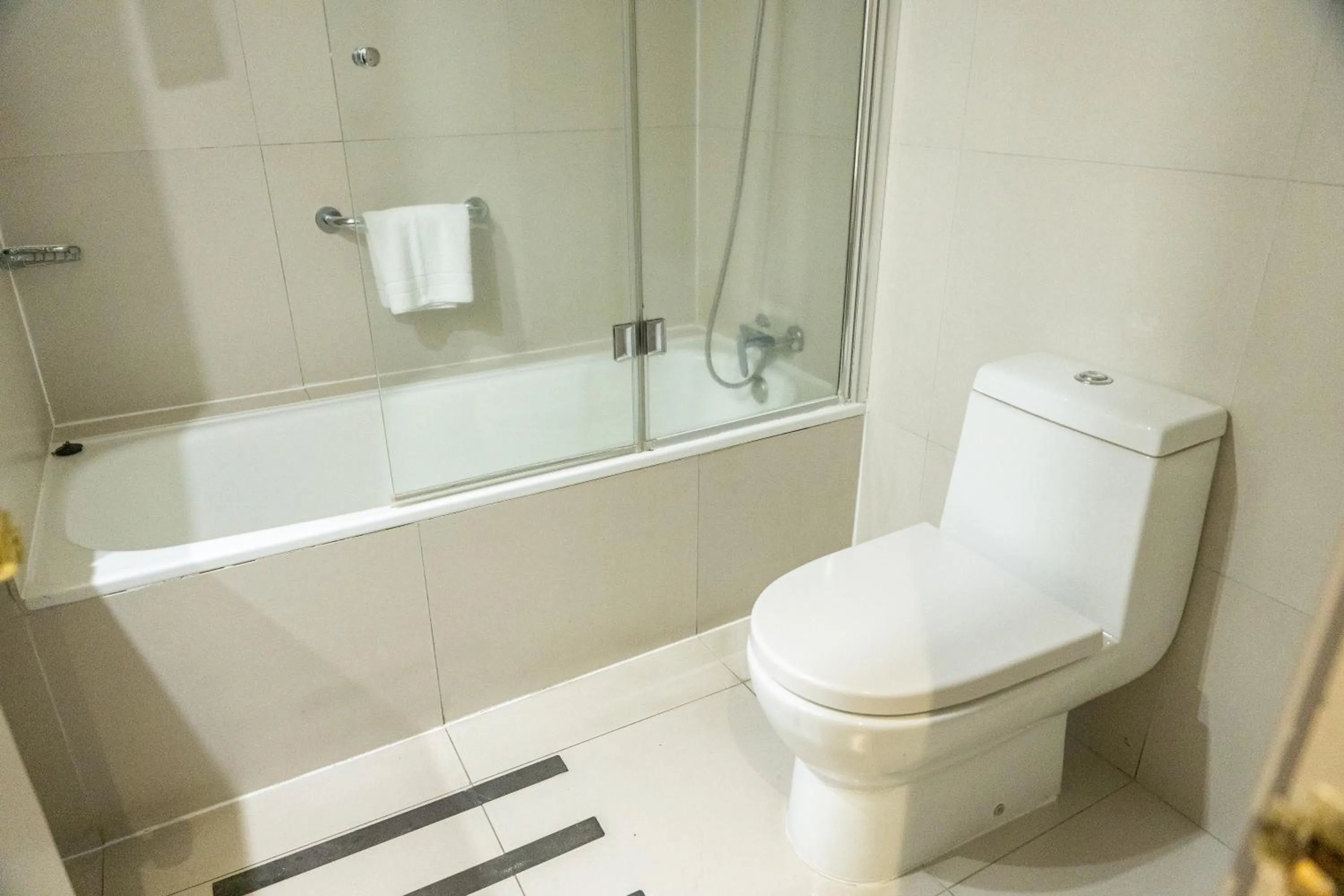 Shower in Studio 56 Apart Hotel by Terrado Iquique