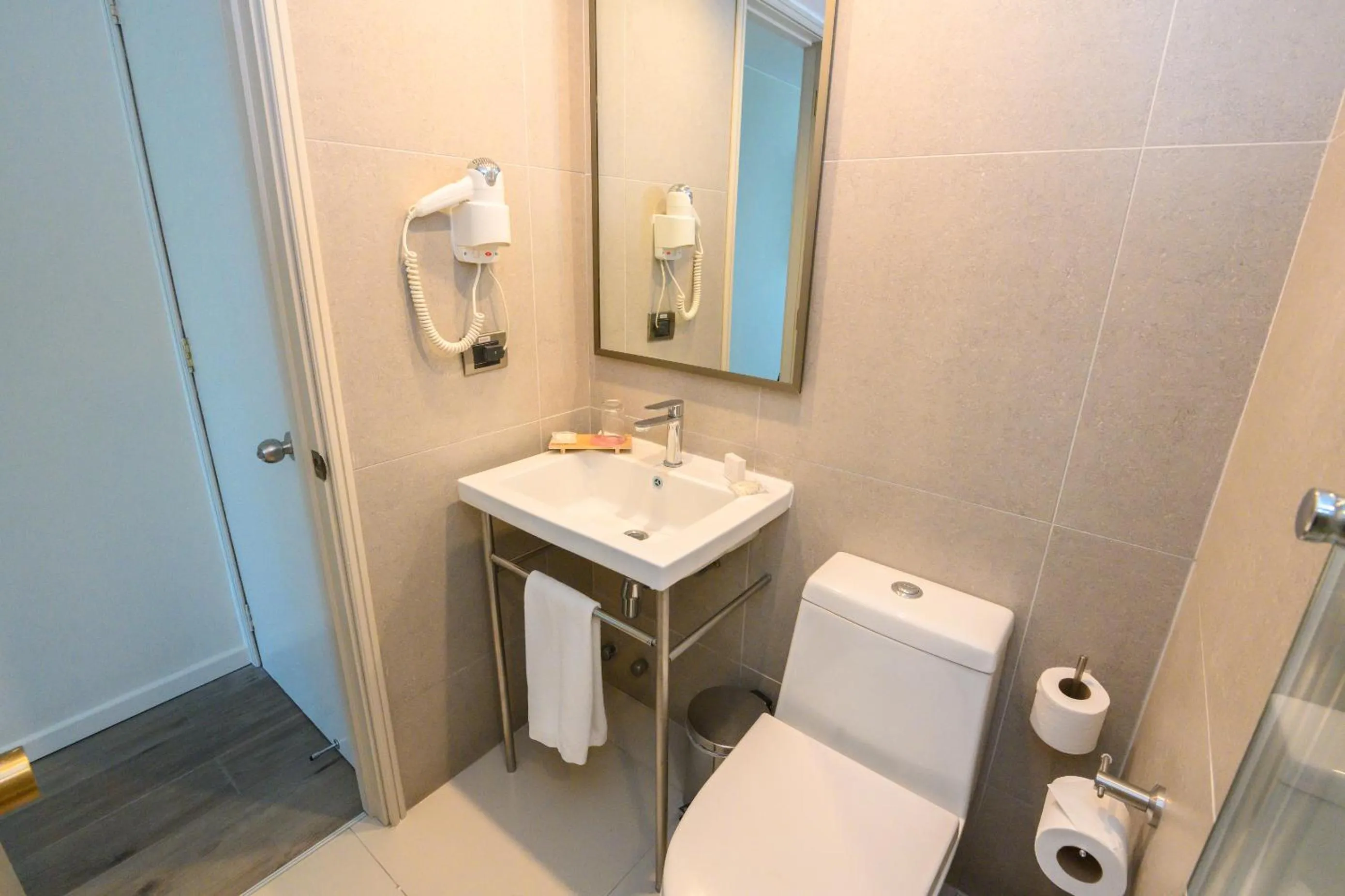 Shower in Studio 56 Apart Hotel by Terrado Iquique