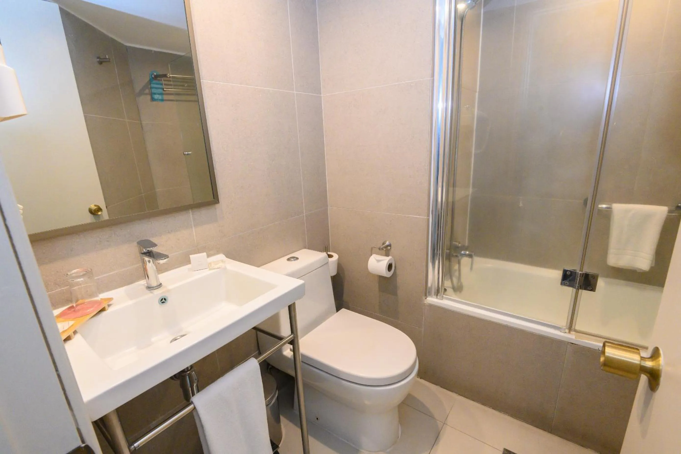 Shower in Studio 56 Apart Hotel by Terrado Iquique