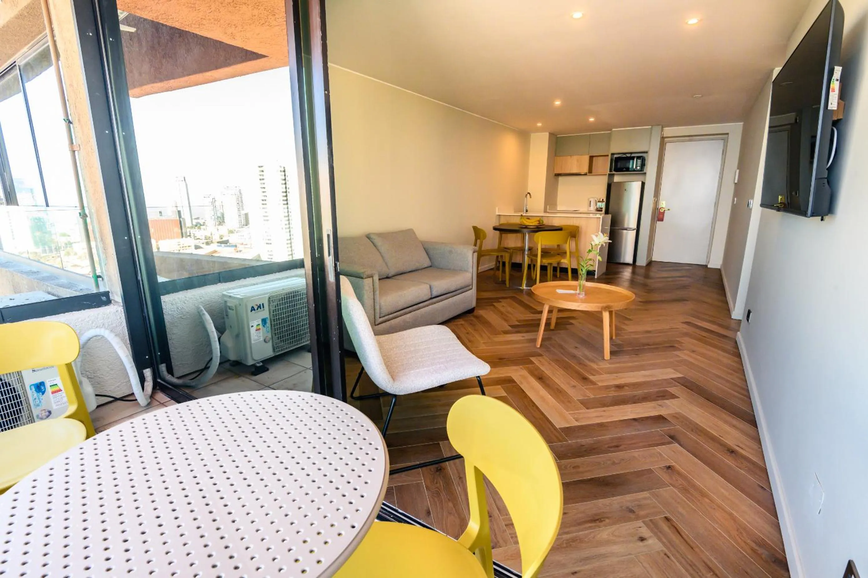 Communal lounge/ TV room in Studio 56 Apart Hotel by Terrado Iquique