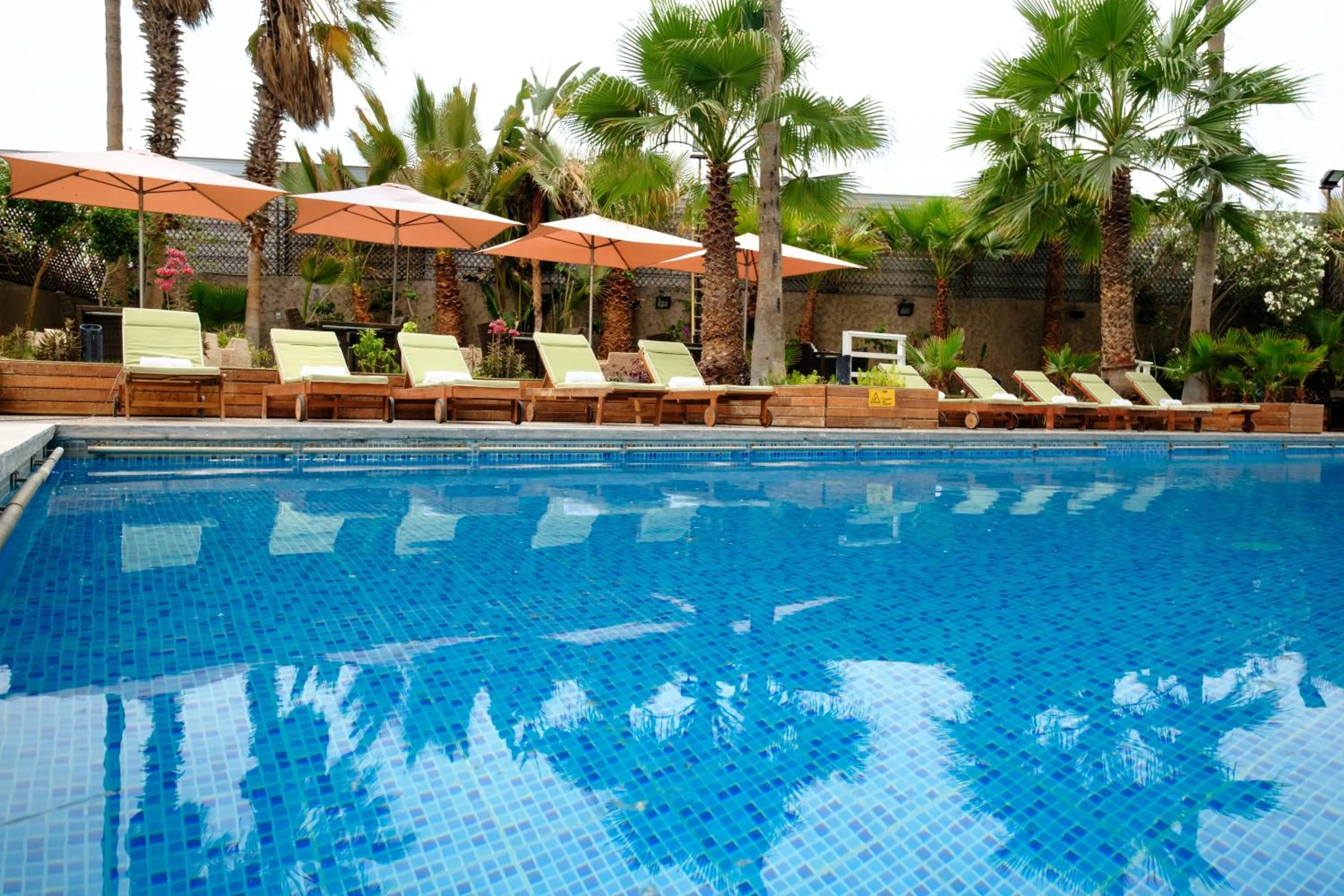 Swimming pool in Studio 56 Apart Hotel by Terrado Iquique