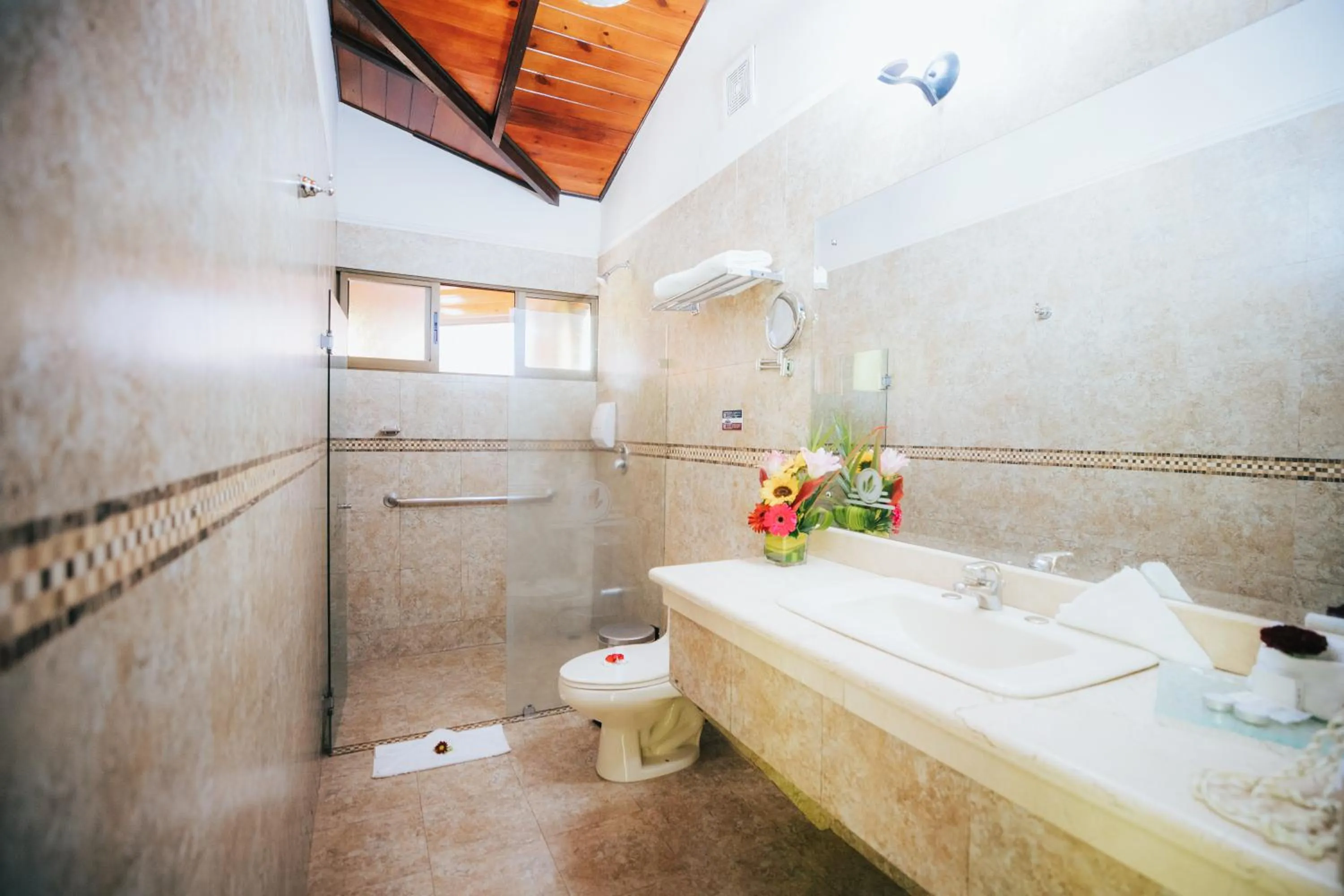 Shower in Montaña de fuego Mountain Resort & Spa