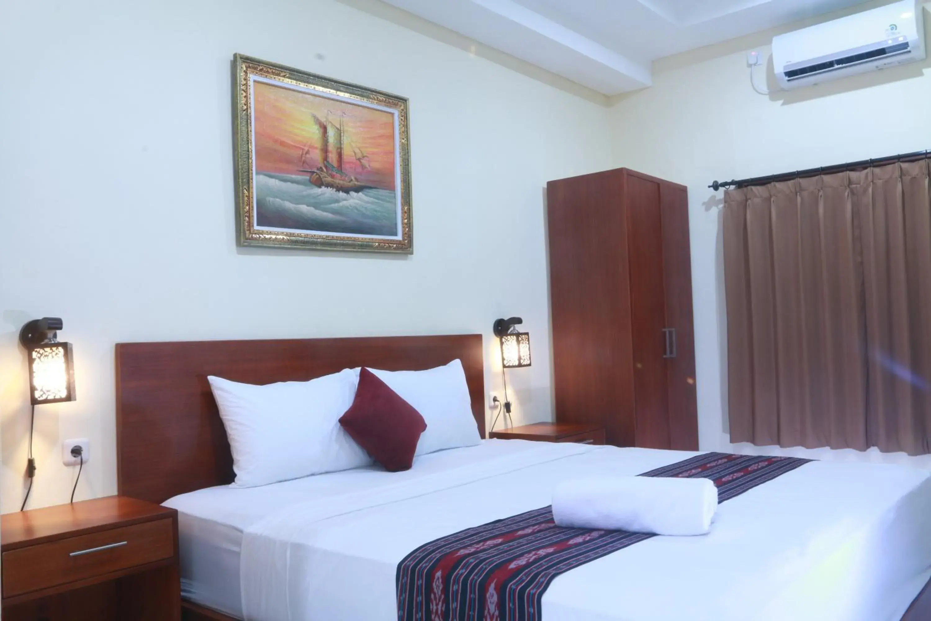 Deluxe Double Room with Bath in Sekar Waru Homestay Deluxe Double Room with Bath in Sekar Waru Homestay