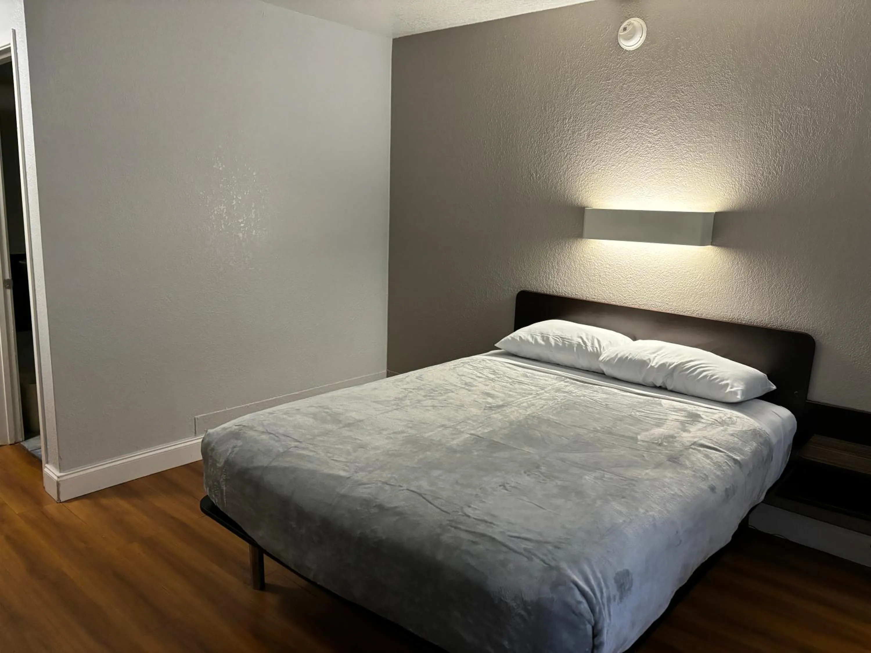 Bed in Motel 6 - Pensacola West