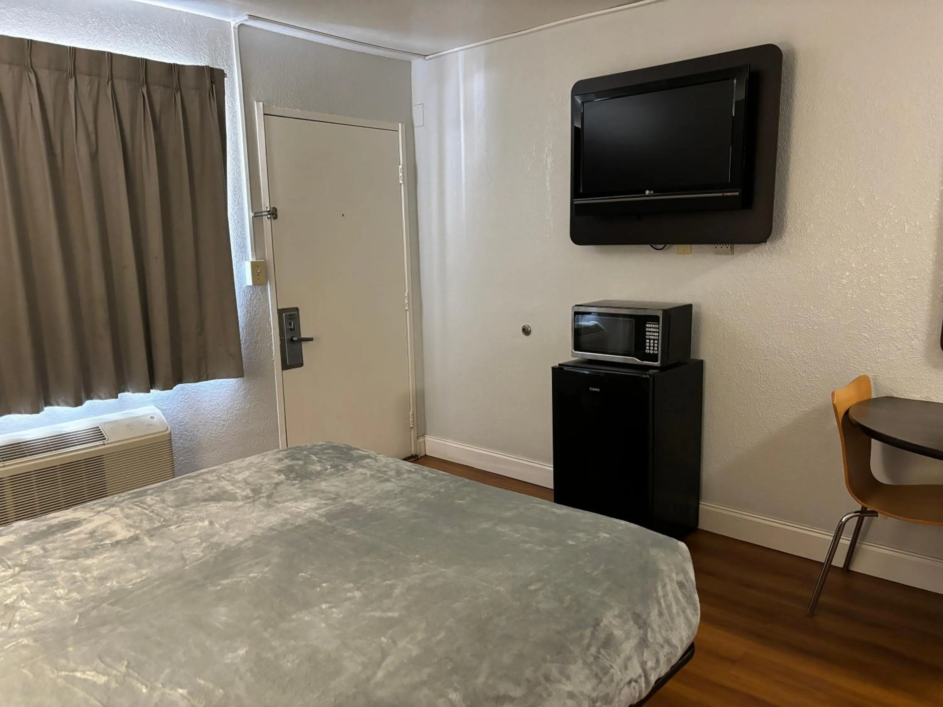 Bed in Motel 6 - Pensacola West