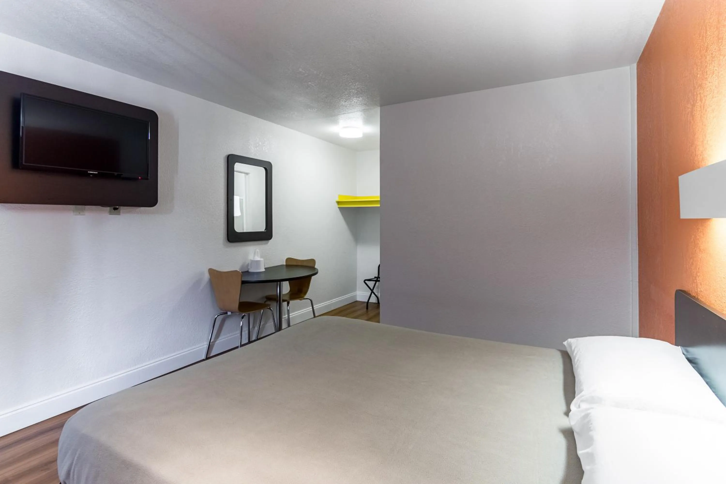 Bed in Motel 6 - Pensacola West