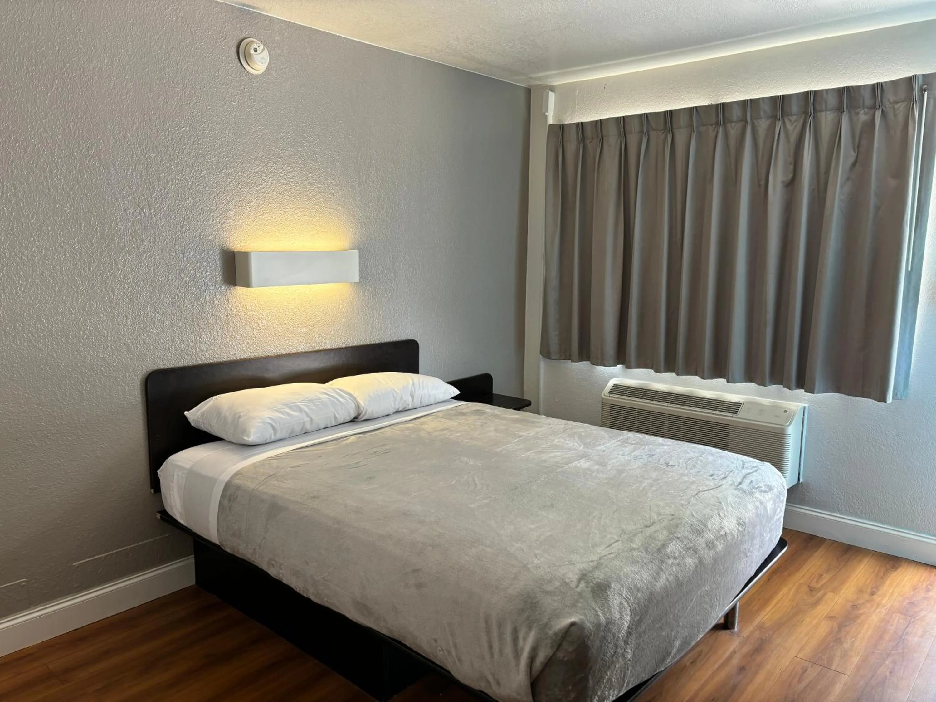 Bed in Motel 6 - Pensacola West