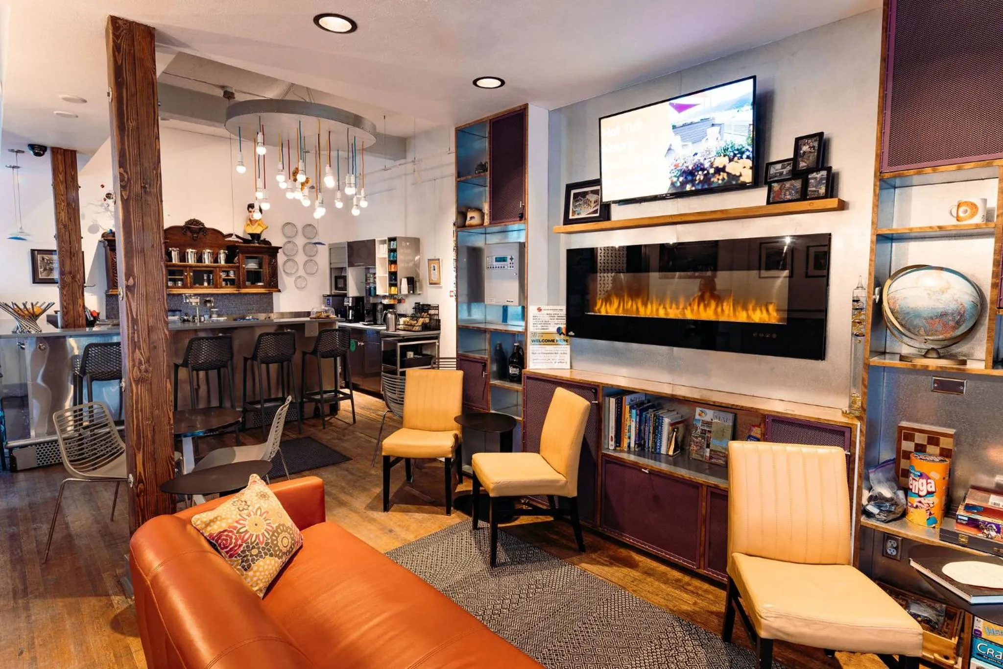 Communal lounge/ TV room in Silverbow Inn